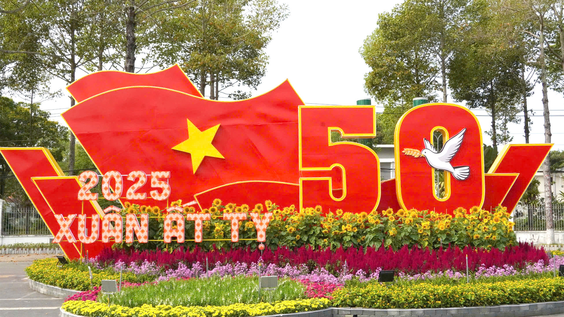 Đại cảnh 50 năm Xuân vang ca, tái hiện hình ảnh lá cờ Việt Nam phất phới rực đỏ, đánh dấu 50 năm kỷ niệm Đại thắng mùa xuân 1975, khẳng định tinh thần đoàn kết dân tộc và sự phát triển vươn lên sau bao năm gian khó.