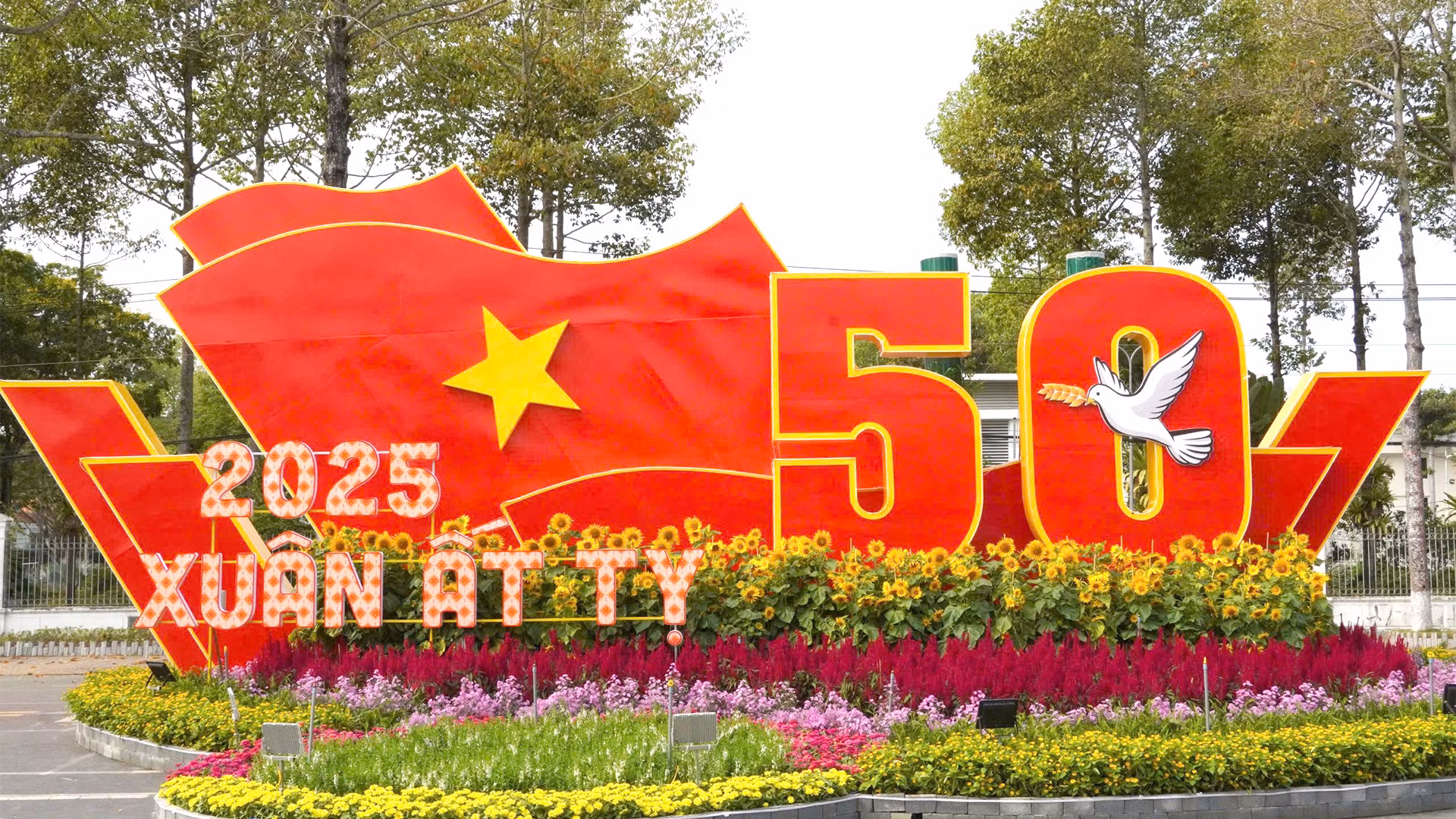 Đại cảnh 50 năm Xuân vang ca, tái hiện hình ảnh lá cờ Việt Nam phất phới rực đỏ, đánh dấu 50 năm kỷ niệm Đại thắng mùa xuân 1975, khẳng định tinh thần đoàn kết dân tộc và sự phát triển vươn lên sau bao năm gian khó.