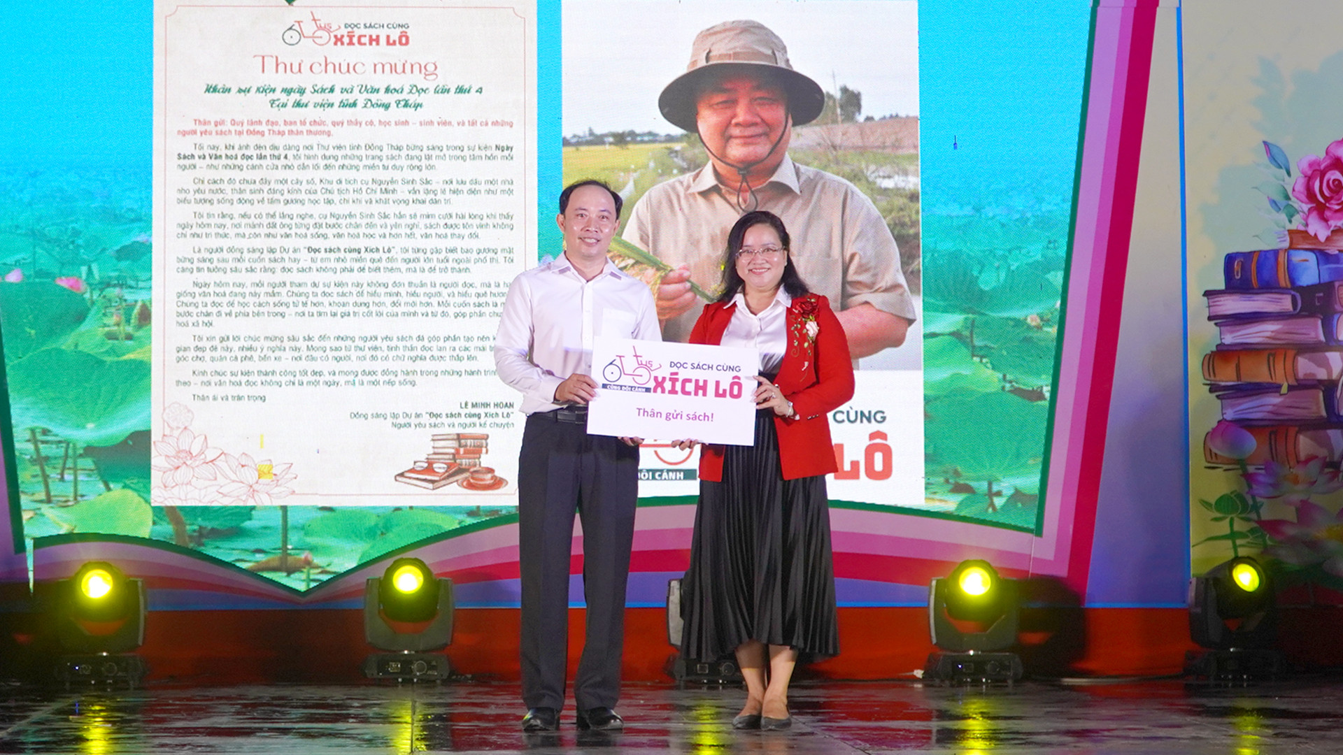 Giám đốc Sở Văn hóa, Thể thao và Du lịch tỉnh Đồng Tháp Huỳnh Thị Hoài Thu trao sách của đồng chí Lê Minh Hoan, Phó Chủ tịch Quốc hội gửi tặng Thư viện tỉnh. (Ảnh: HỮU NGHĨA)