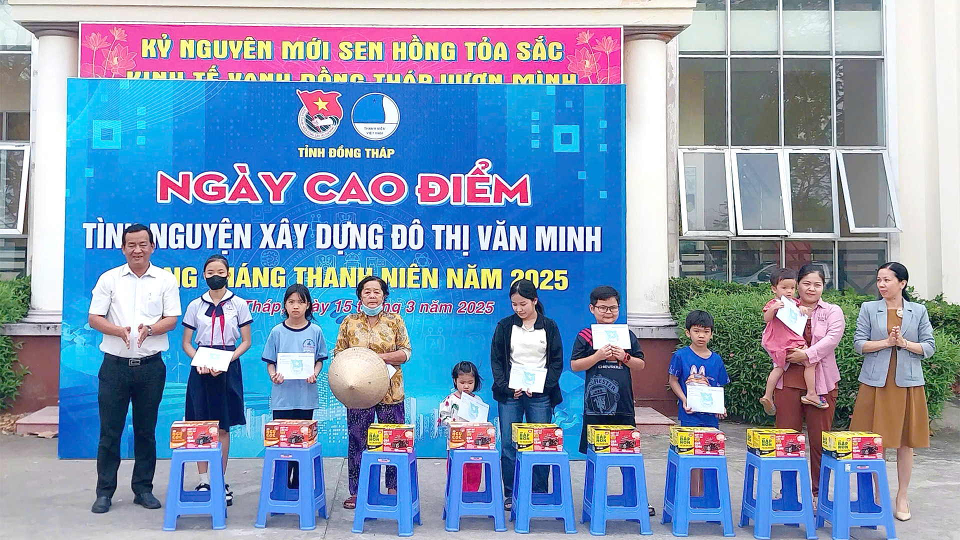 Lãnh đạo Ủy ban nhân dân phường An Hòa và Ban Tuyên giáo và Dân vận Thành ủy Sa Đéc trao tặng quà cho trẻ em có hoàn cảnh khó khăn trên địa bàn phường An Hòa. (Ảnh: NHƯ ANH)
