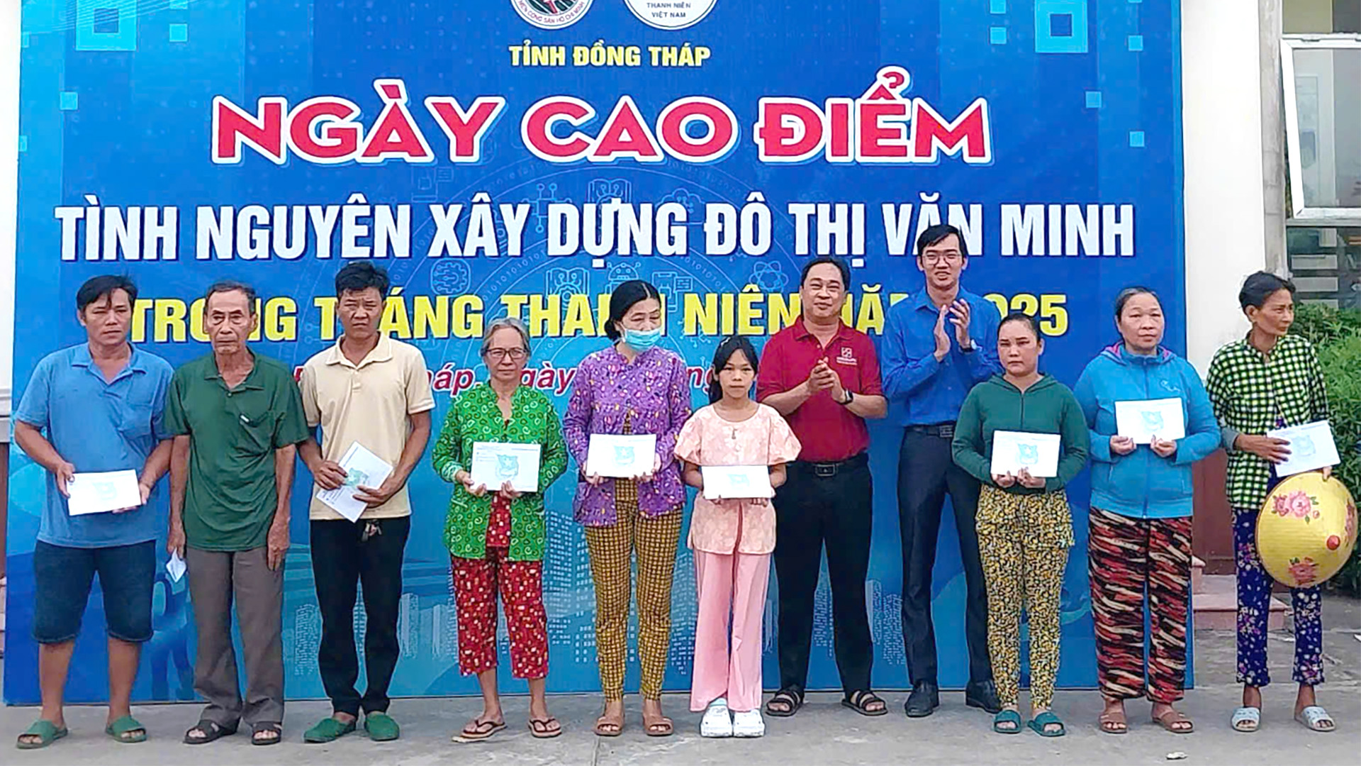 Tặng quà cho các gia đình có hoàn cảnh khó khăn trên địa bàn phường An Hòa, thành phố Sa Đéc. (Ảnh: NHƯ ANH)