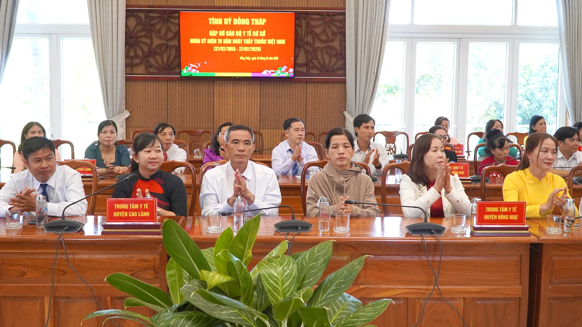 Đại biểu tham dự buổi gặp gỡ. (Ảnh: HỮU NGHĨA)