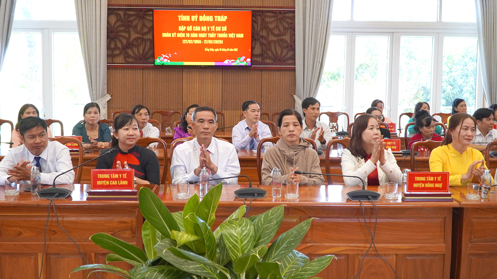 Đại biểu tham dự buổi gặp gỡ. (Ảnh: HỮU NGHĨA)