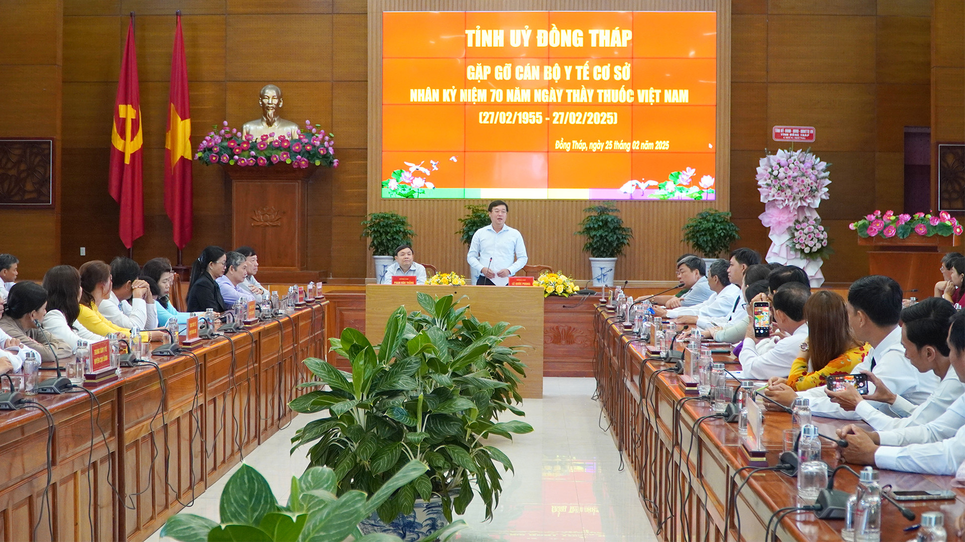 Các đồng chí Thường trực Tỉnh ủy Đồng Tháp gợi mở, giải đáp một số kiến nghị tại buổi gặp gỡ. (Ảnh: HỮU NGHĨA)