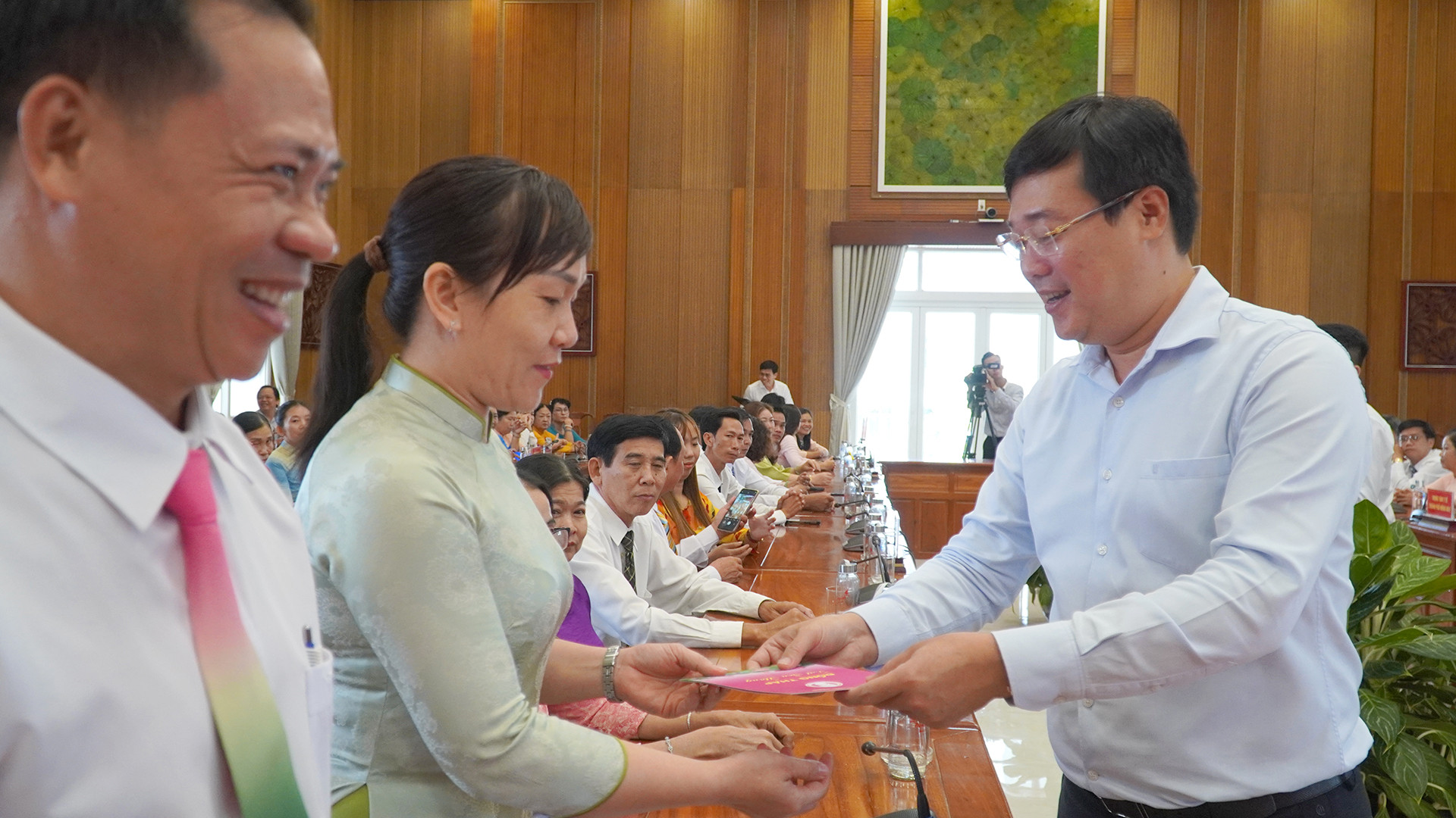 Bí thư Tỉnh ủy Đồng Tháp Lê Quốc Phong tặng quà cho các cán bộ y tế cơ sở tiêu biểu tham dự buổi gặp gỡ. (Ảnh: HỮU NGHĨA)