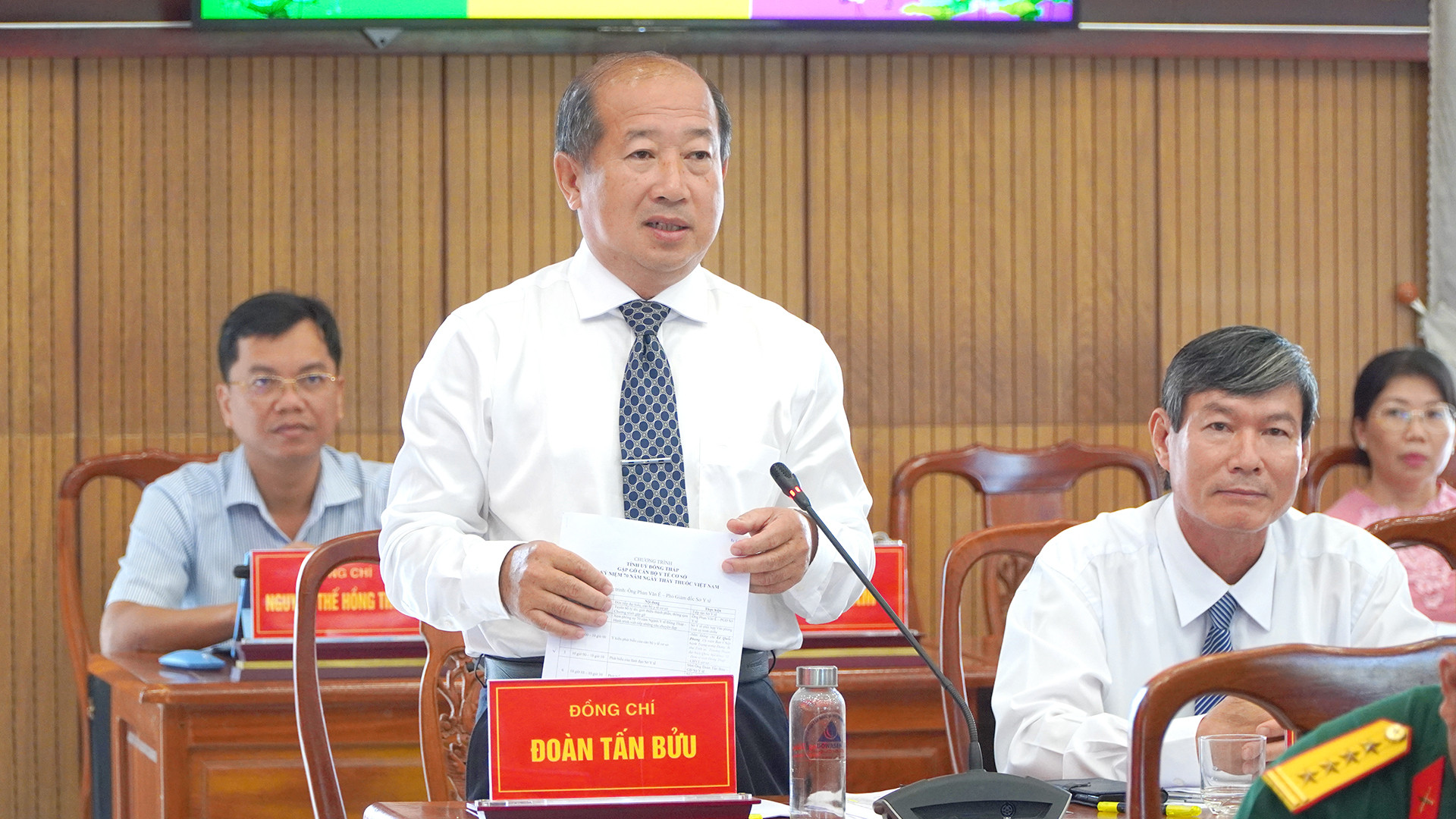 Giám đốc Sở Y tế tỉnh Đồng Tháp Đoàn Tấn Bửu thông tin, giải đáp một số kiến nghị liên quan tuyến y tế cơ sở. (Ảnh: HỮU NGHĨA)