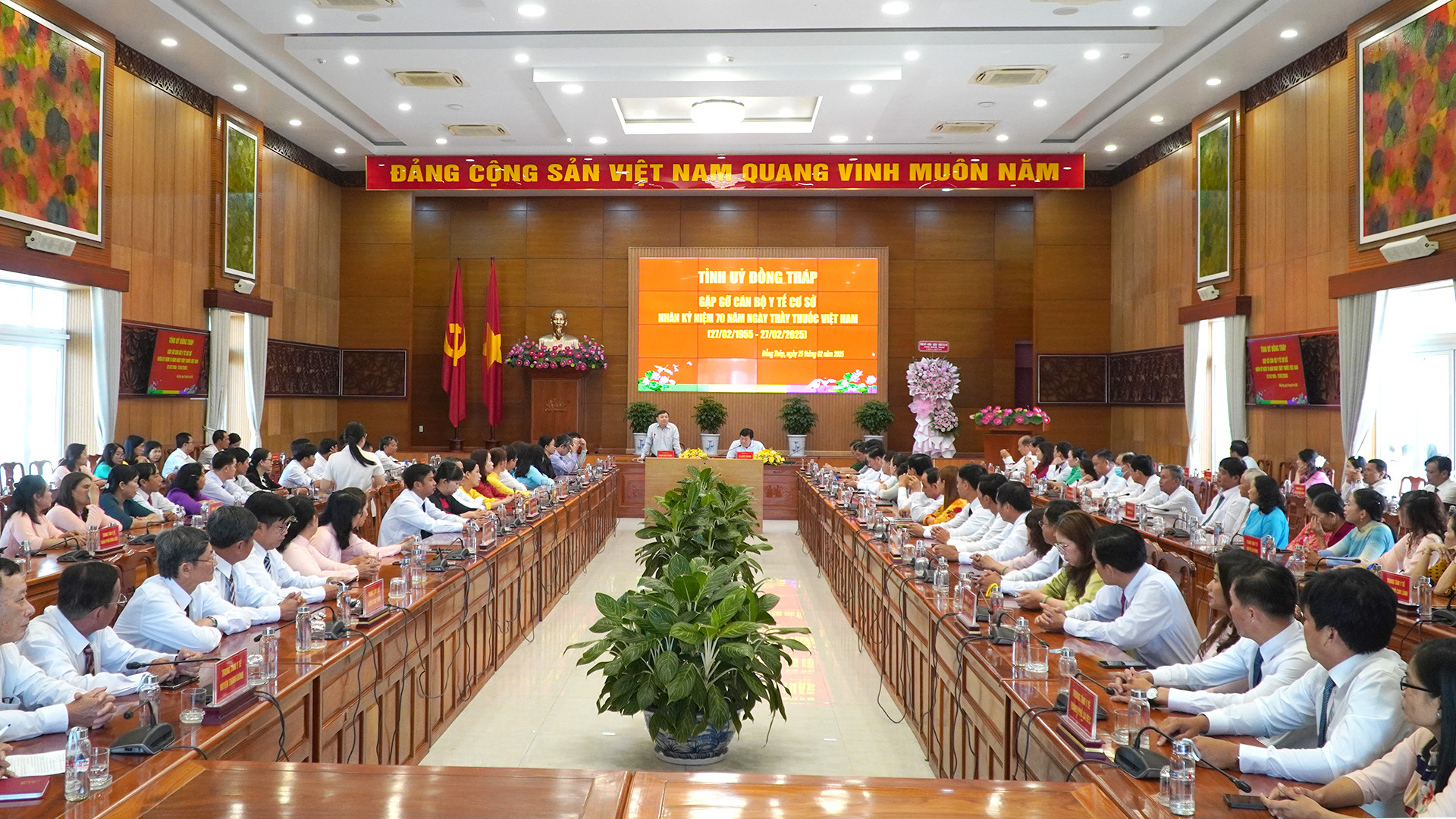 Quang cảnh buổi gặp gỡ. (Ảnh: HỮU NGHĨA)