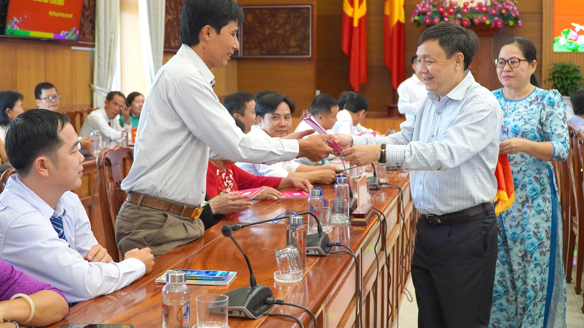 Phó Bí thư Thường trực Tỉnh ủy Đồng Tháp Phan Văn Thắng tặng quà cho các cán bộ y tế cơ sở tiêu biểu tham dự buổi gặp gỡ. (Ảnh: HỮU NGHĨA)