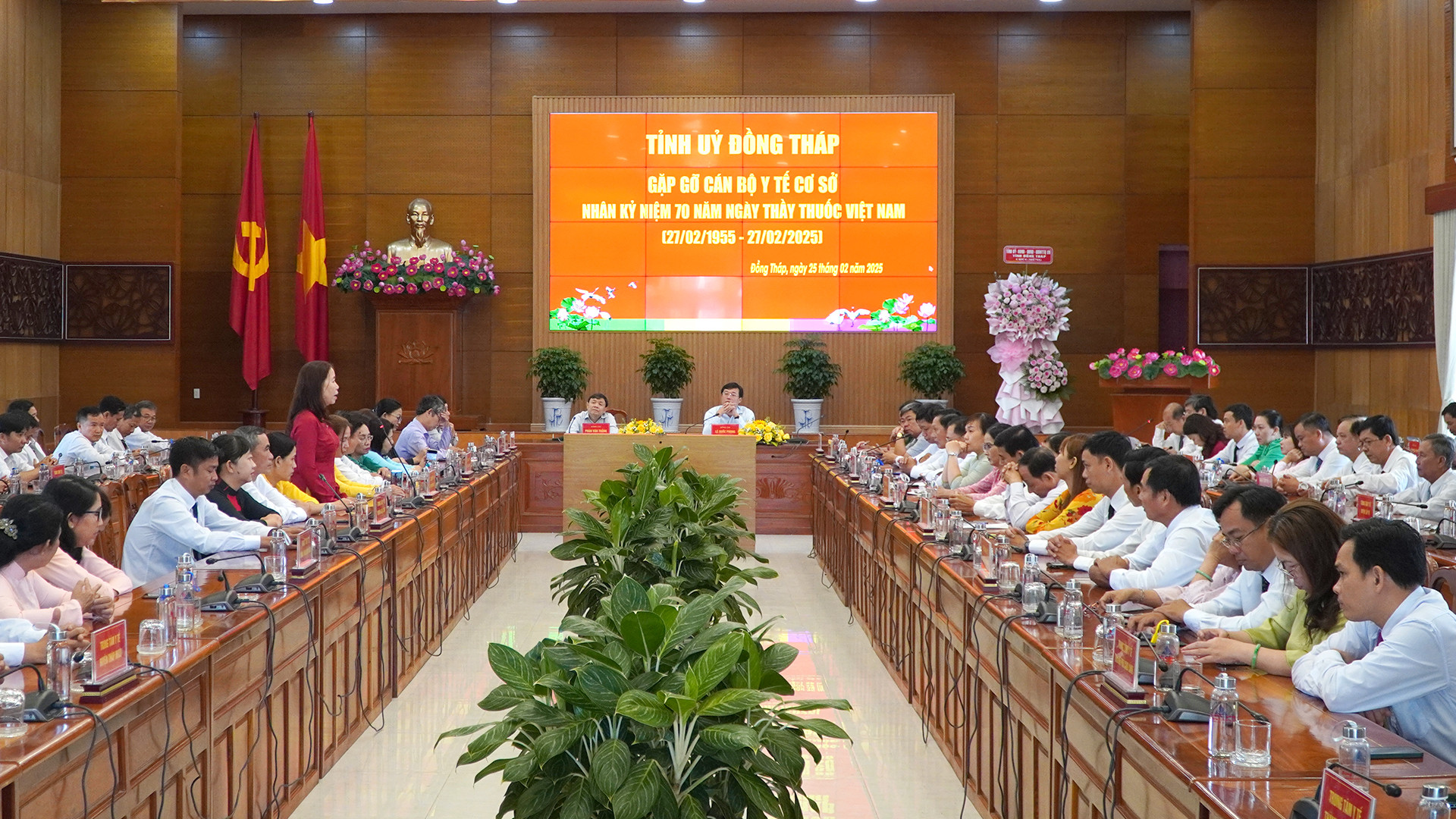 Cán bộ y tế cơ sở phát biểu tại buổi gặp gỡ. (Ảnh: HỮU NGHĨA)