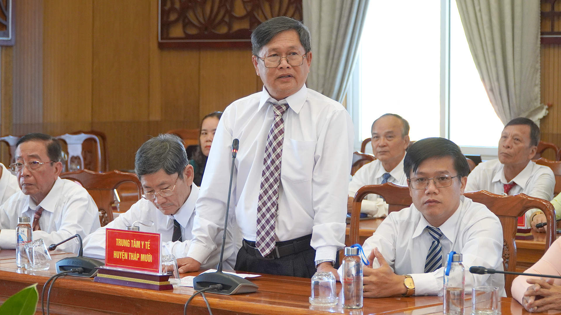 Cán bộ y tế cơ sở huyện Tháp Mười phát biểu tại buổi gặp gỡ. (Ảnh: HỮU NGHĨA)