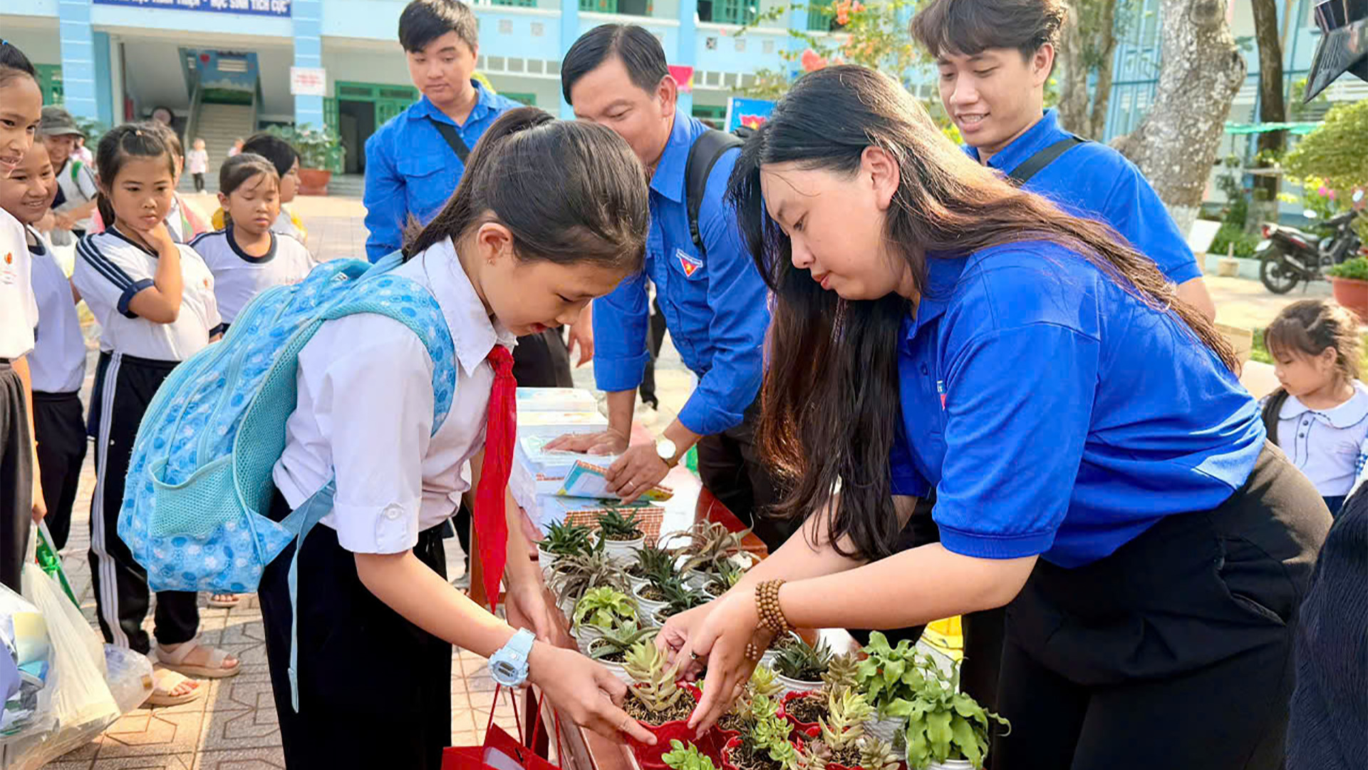 Mô hình đổi rác lấy cây xanh tại thành phố Cao Lãnh. (Ảnh: NHƯ ANH)