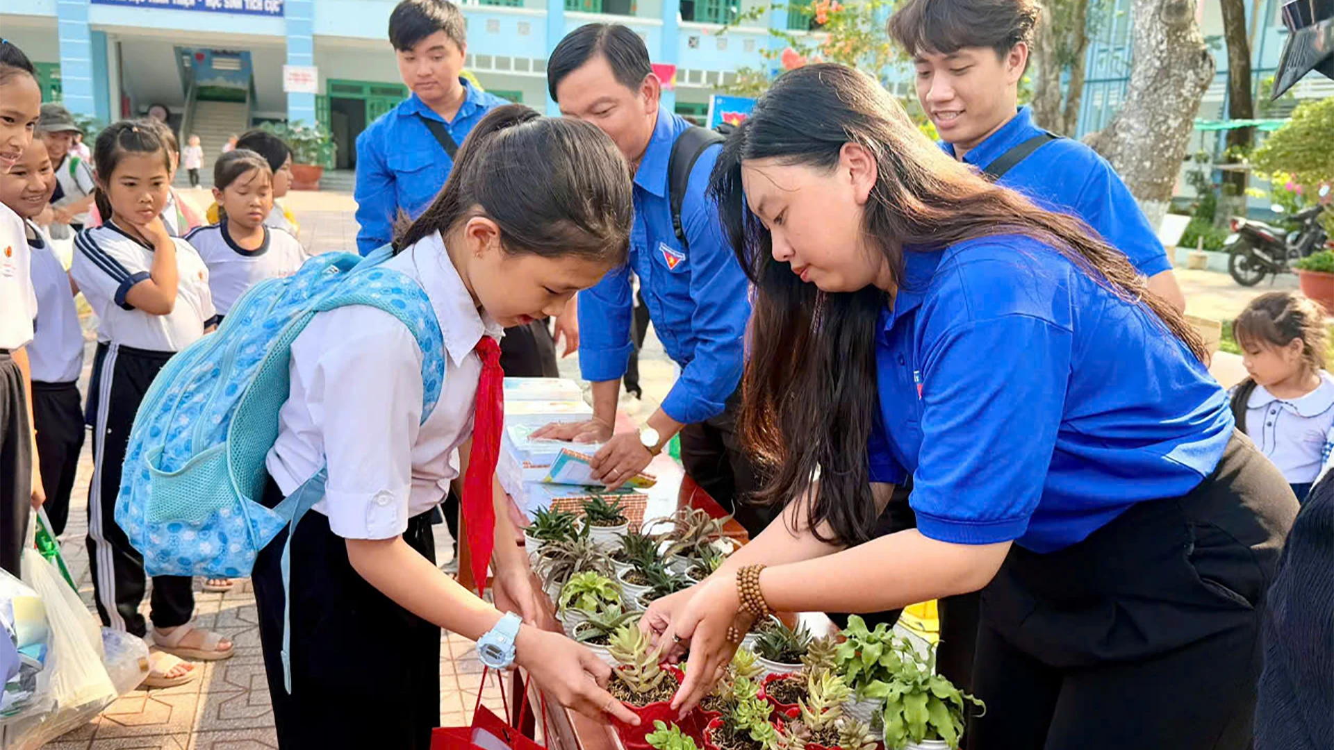 Mô hình đổi rác lấy cây xanh tại thành phố Cao Lãnh. (Ảnh: NHƯ ANH)