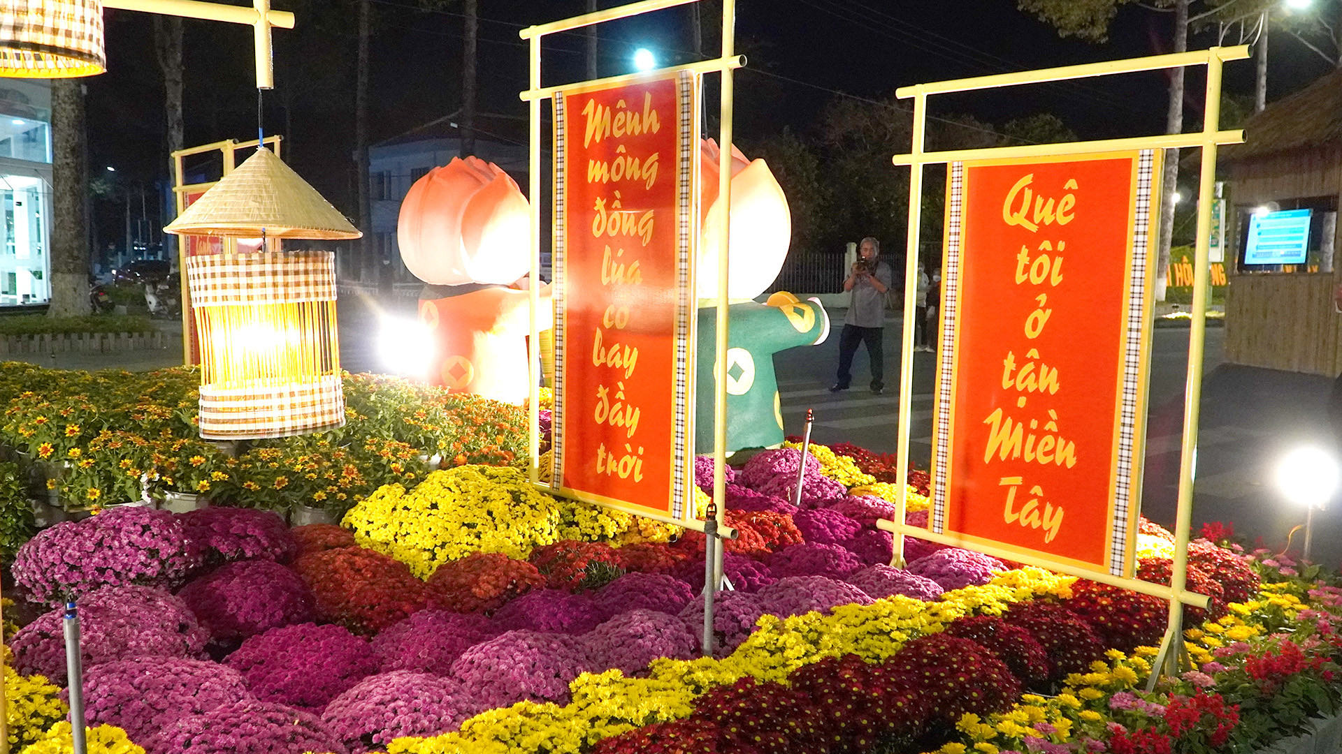 Đêm tại đường hoa ấm cúng, gần gũi với một không gian đậm chất quê. (Ảnh: HỮU NGHĨA)