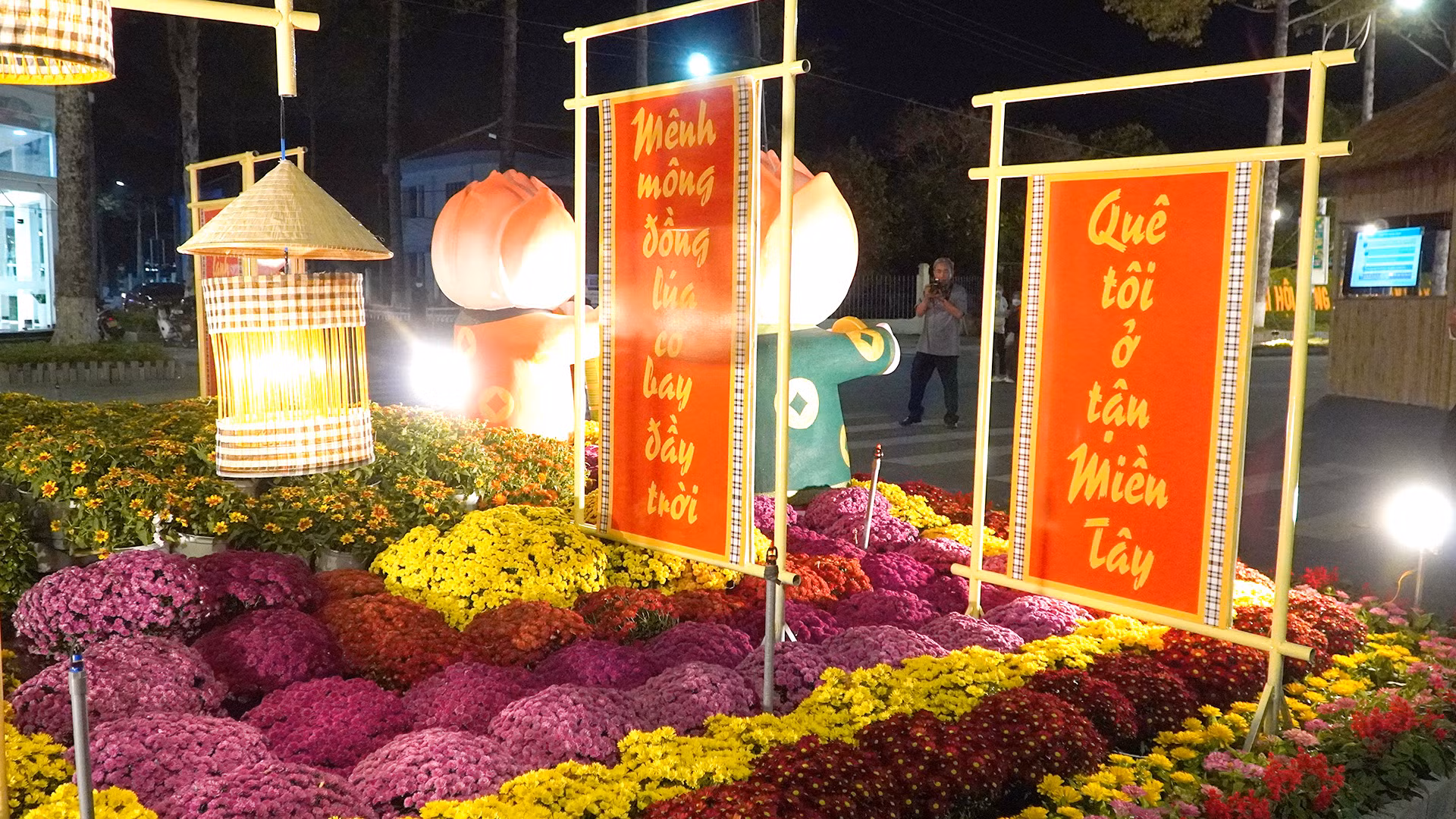 Đêm tại đường hoa ấm cúng, gần gũi với một không gian đậm chất quê. (Ảnh: HỮU NGHĨA)