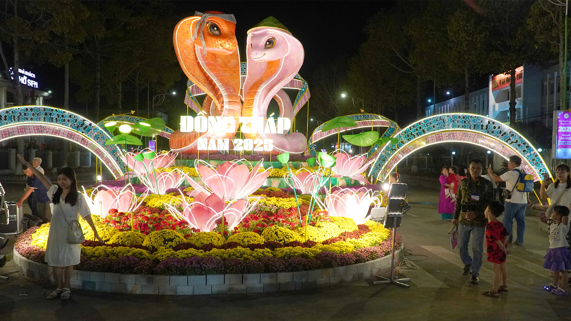 Hình ảnh linh vật rắn mềm mại uốn lượn. (Ảnh: HỮU NGHĨA)