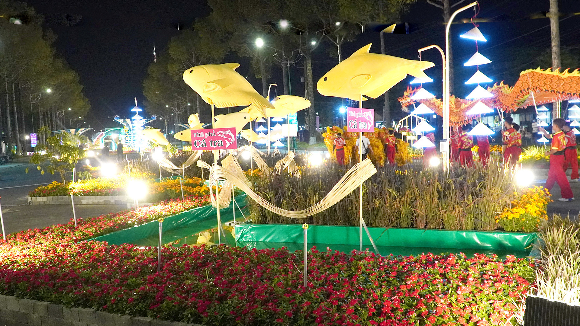 Hàng loạt đại cảnh và tiểu cảnh được thiết kế tinh tế, mang đậm chất văn hóa đan xen giữa truyền thống và hiện đại tại xứ sở Đất Sen hồng (Ảnh: HỮU NGHĨA)