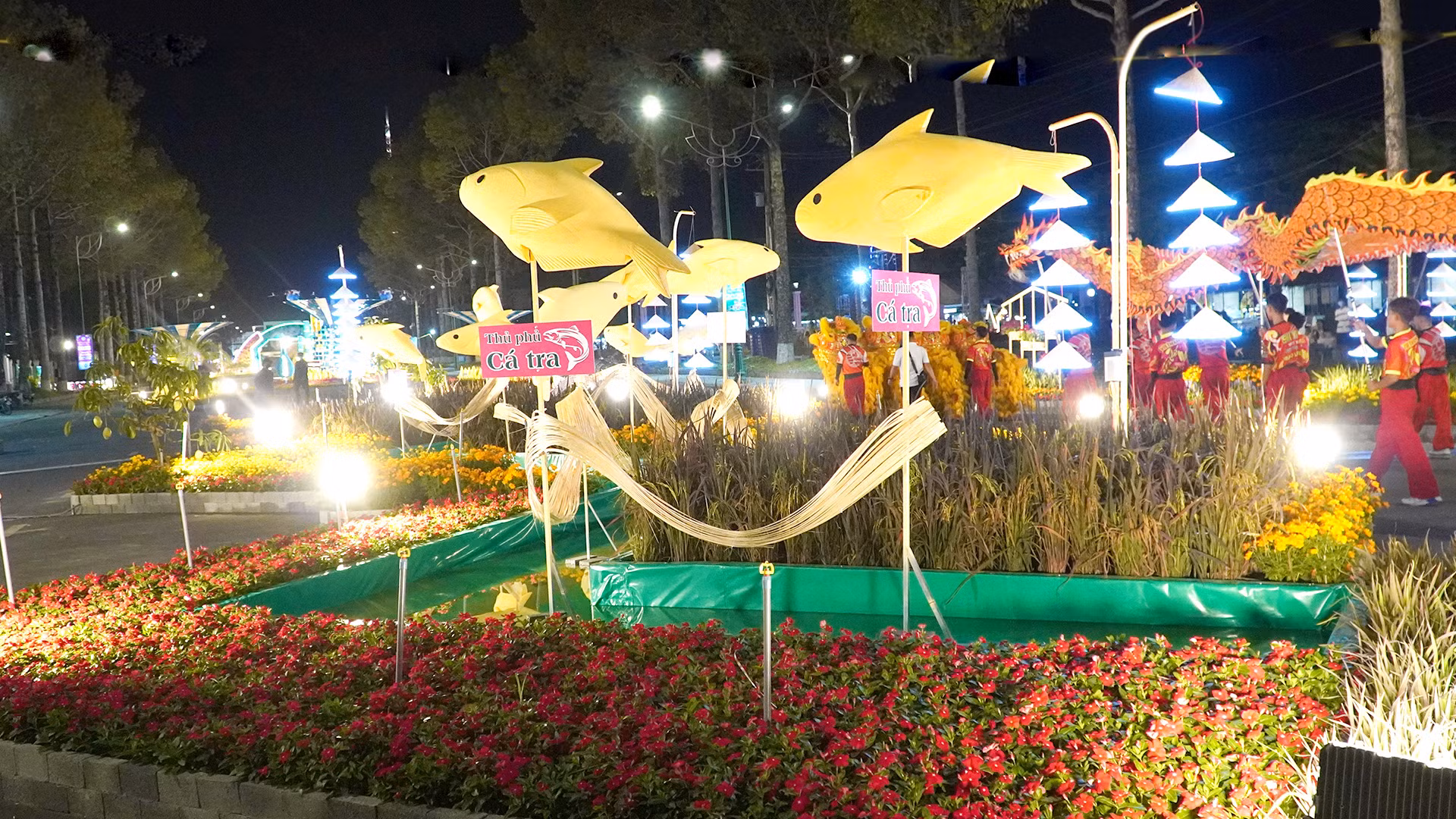 Hàng loạt đại cảnh và tiểu cảnh được thiết kế tinh tế, mang đậm chất văn hóa đan xen giữa truyền thống và hiện đại tại xứ sở Đất Sen hồng (Ảnh: HỮU NGHĨA)