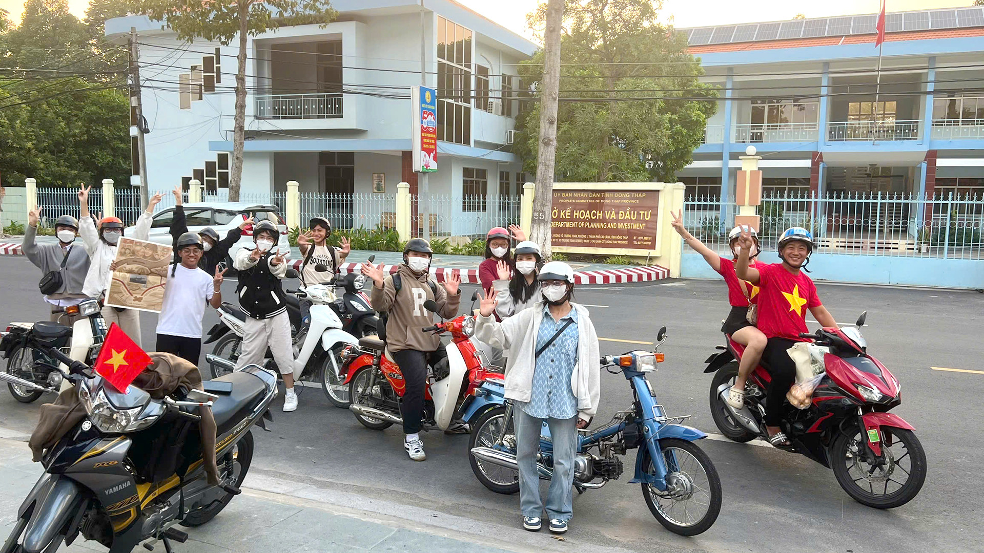 Những bạn trẻ chưa có được tờ phụ san, bày tỏ mong muốn sớm sở hữu được ấn phẩm đặc biệt này. (Ảnh: HỮU NGHĨA)