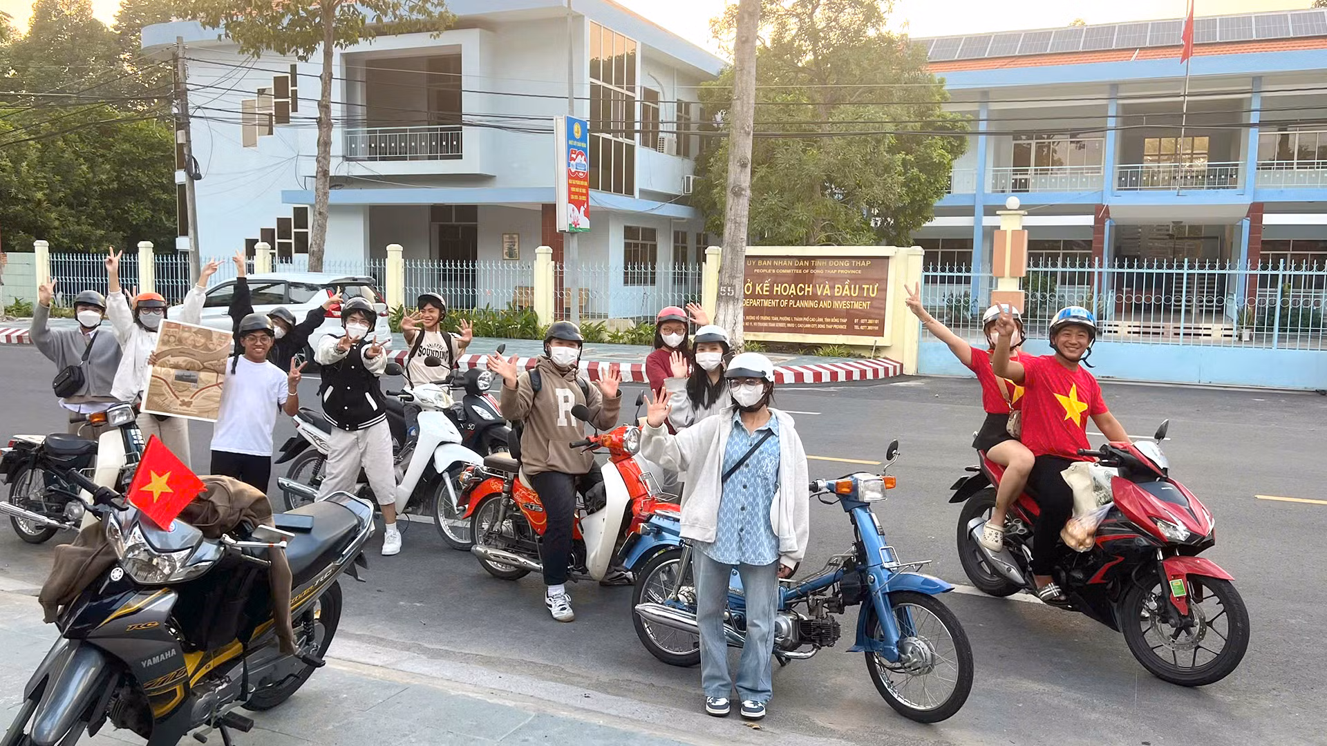 Những bạn trẻ chưa có được tờ phụ san, bày tỏ mong muốn sớm sở hữu được ấn phẩm đặc biệt này. (Ảnh: HỮU NGHĨA)