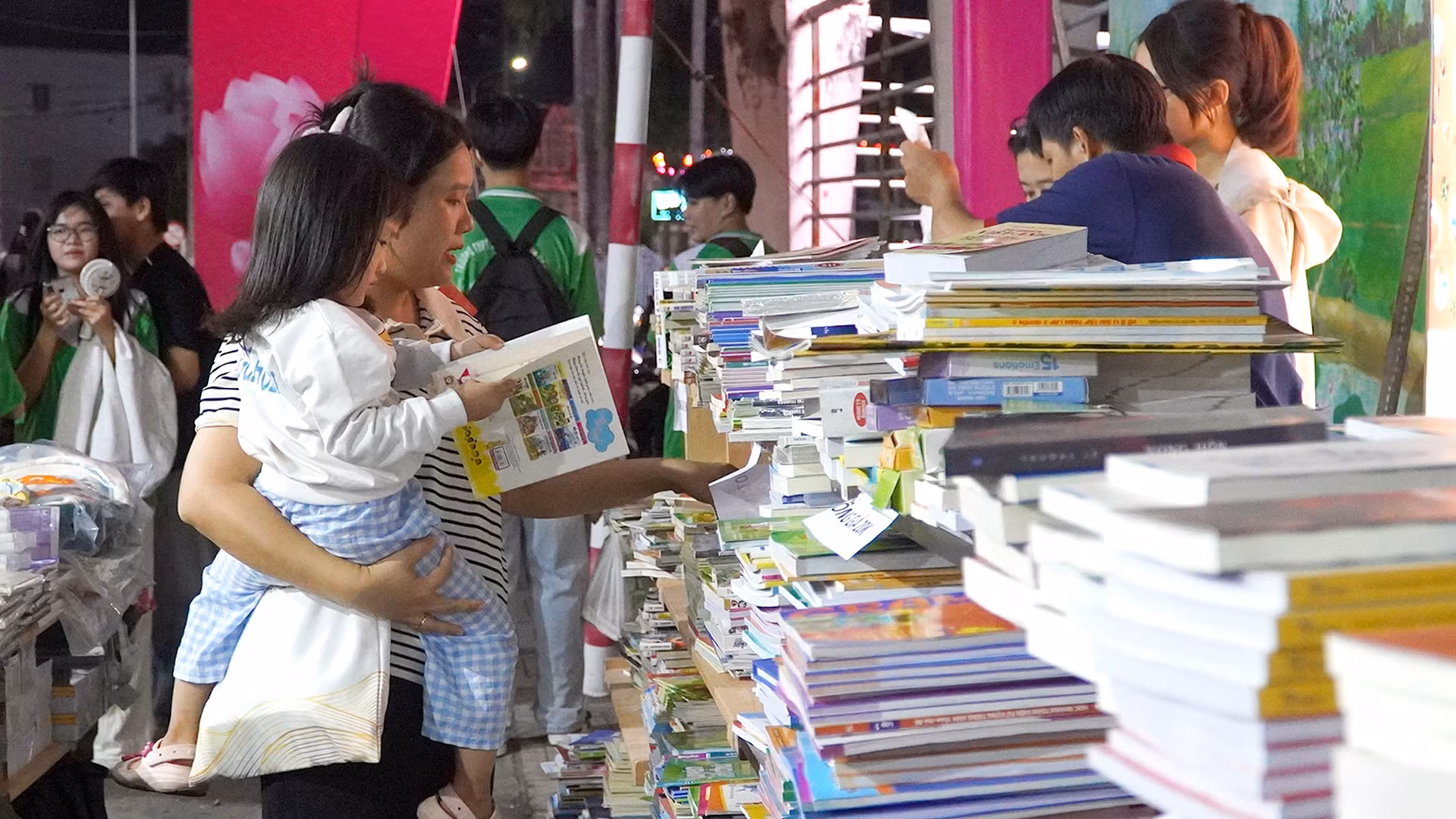 Một cháu bé đi cùng mẹ tại Ngày sách và văn hóa đọc tỉnh Đồng Tháp. (Ảnh: HỮU NGHĨA)
