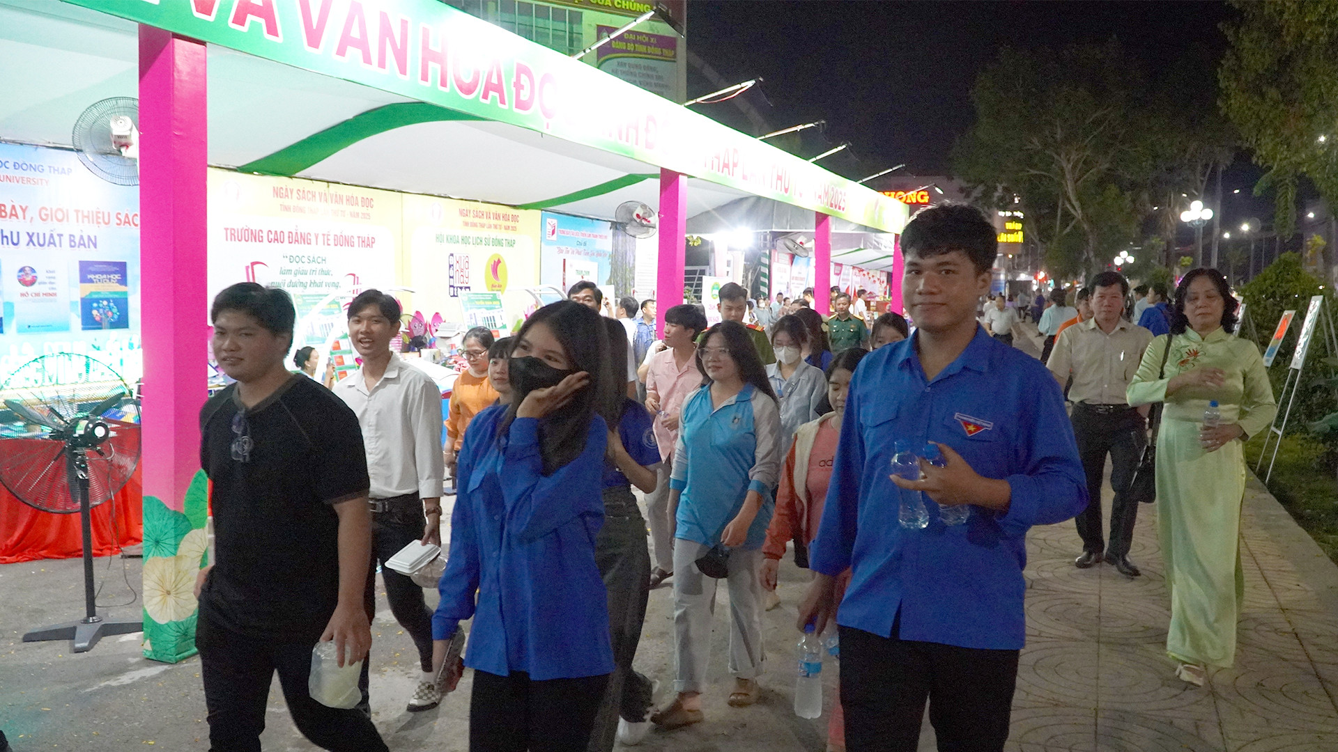 Tham quan, trải nghiệm các hoạt động tại Ngày Sách và Văn hóa đọc. (Ảnh: HỮU NGHĨA)