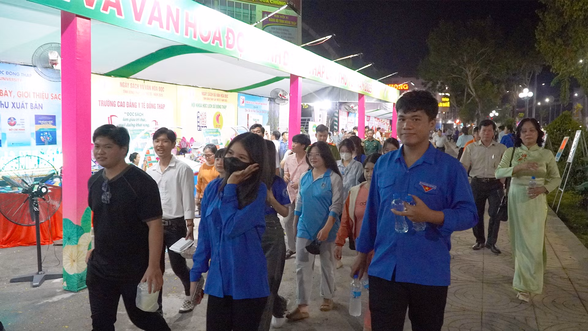 Tham quan, trải nghiệm các hoạt động tại Ngày Sách và Văn hóa đọc. (Ảnh: HỮU NGHĨA)