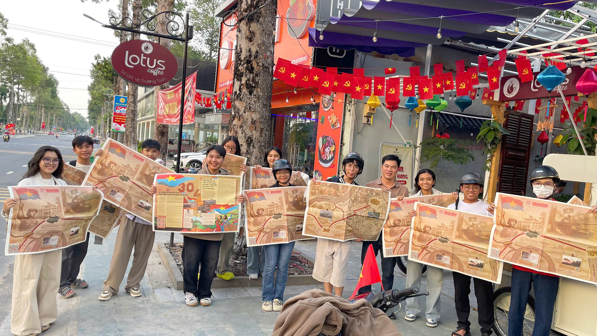 Nhiều bạn đọc dù trước đó không quen biết, nhưng khi nhận được tờ phụ san, đã vui mừng rủ nhau chụp chung tấm ảnh lưu niệm trong một ngày đầy may mắn. (Ảnh: Bạn đọc cung cấp)