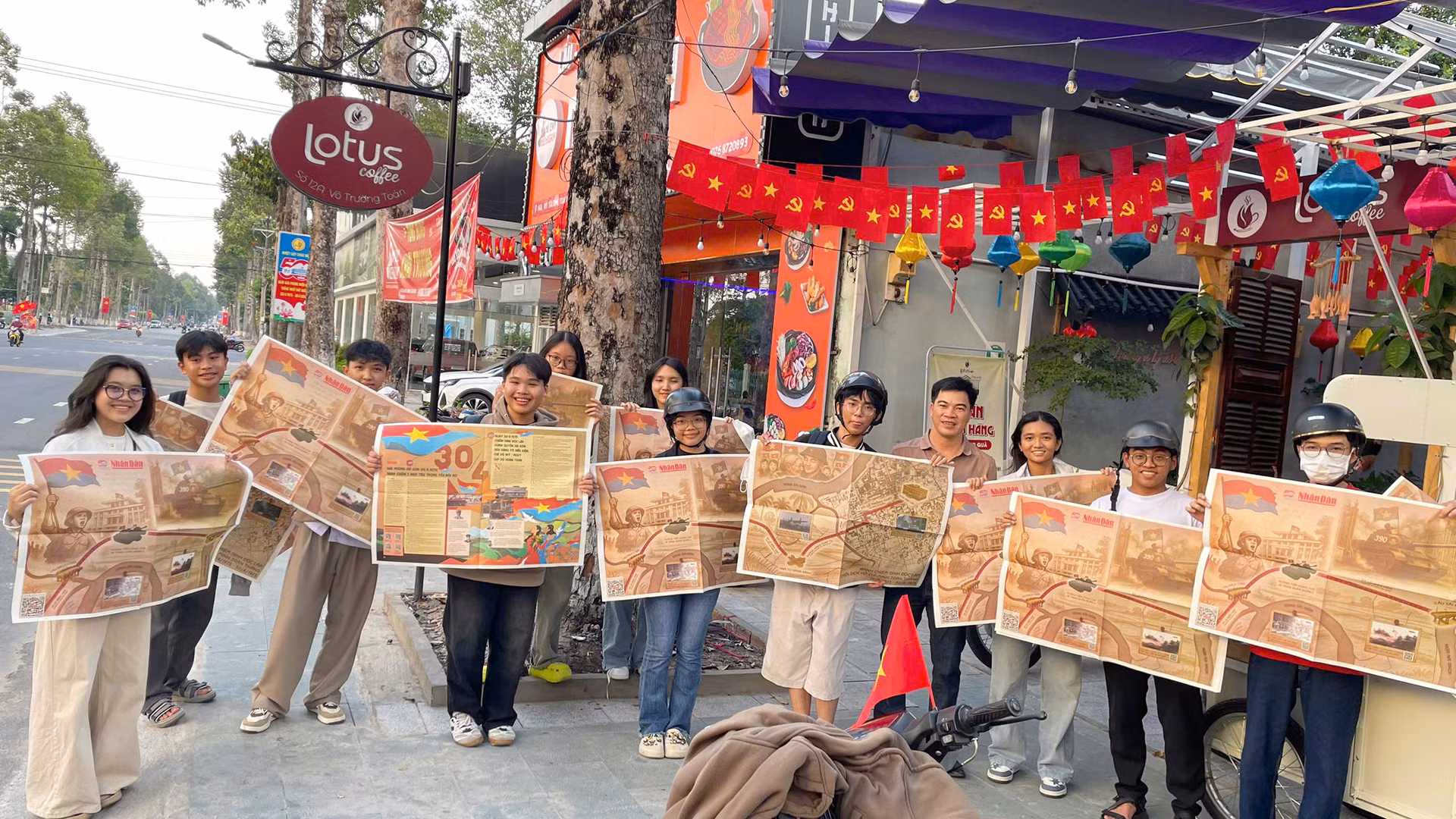 Nhiều bạn đọc dù trước đó không quen biết, nhưng khi nhận được tờ phụ san, đã vui mừng rủ nhau chụp chung tấm ảnh lưu niệm trong một ngày đầy may mắn. (Ảnh: Bạn đọc cung cấp)