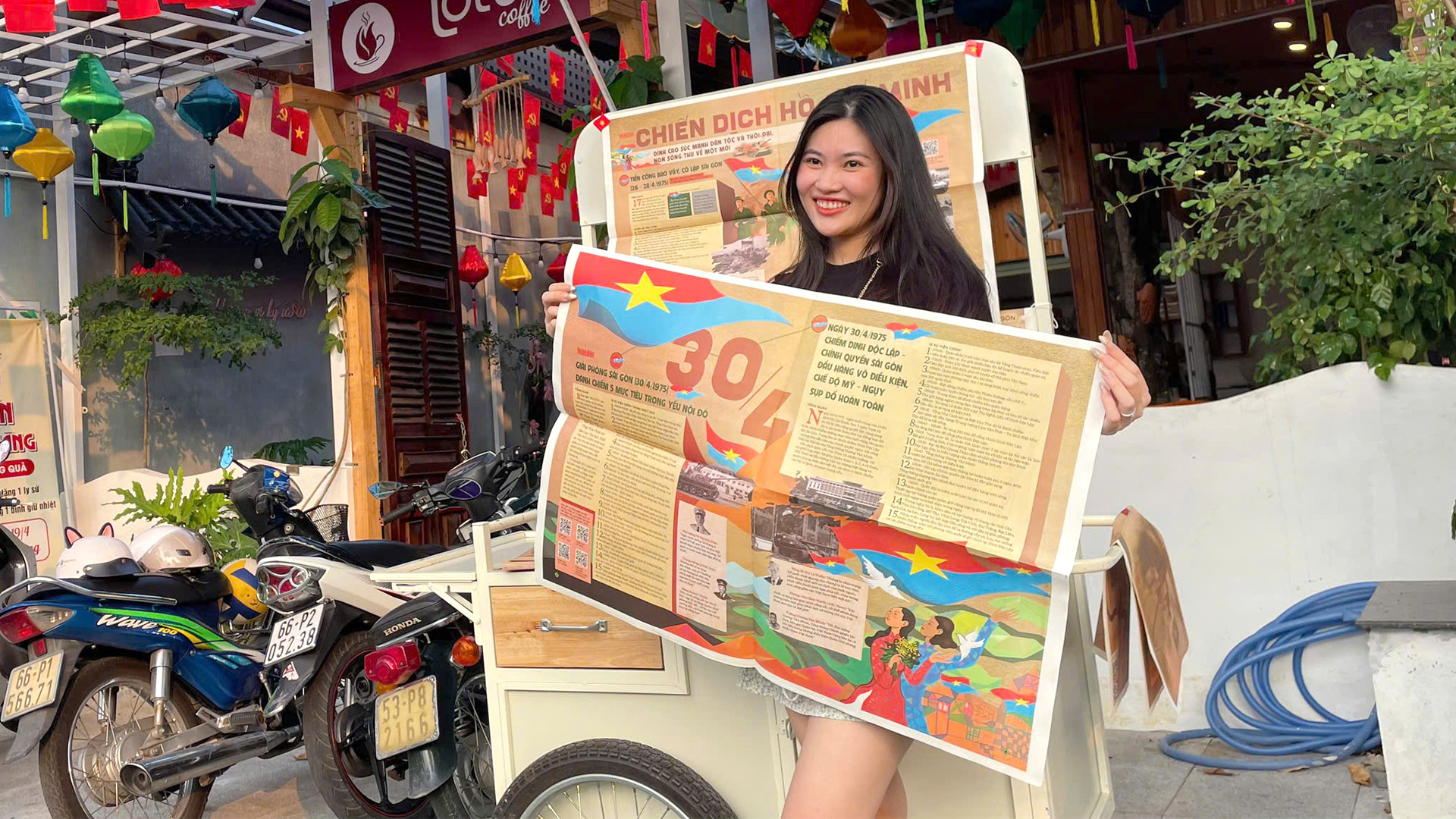 Một bạn đọc chụp ảnh khi sở hữu được tờ phụ san. (Ảnh: HỮU NGHĨA)