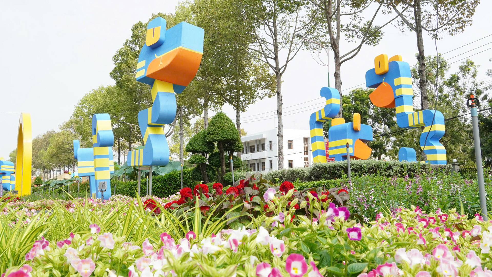 Đại cảnh Dấu ấn khởi sắc mang phong cách hiện đại, năng động, trong không khí tươi vui là sự xuất hiện đáng yêu, ngộ nghĩnh của những chú rắn con đã đủ sinh khí để thành hình, bắt đầu hành trình sống.