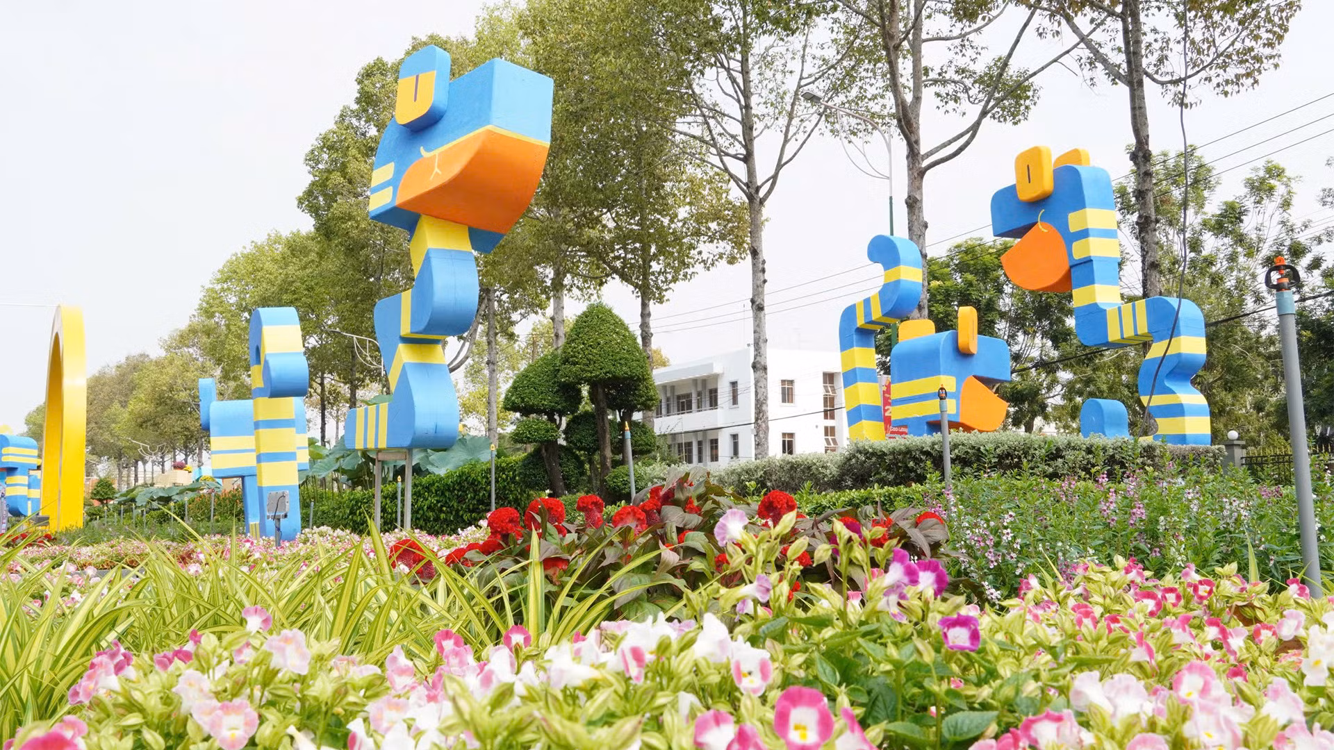 Đại cảnh Dấu ấn khởi sắc mang phong cách hiện đại, năng động, trong không khí tươi vui là sự xuất hiện đáng yêu, ngộ nghĩnh của những chú rắn con đã đủ sinh khí để thành hình, bắt đầu hành trình sống.