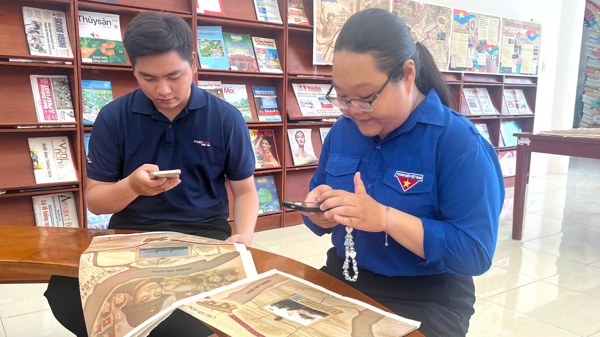 Bạn đọc trải nghiệm phụ san đặc biệt tuyên truyền kỷ niệm 50 năm Ngày Giải phóng miền nam, thống nhất đất nước. (Ảnh: HỮU NGHĨA)