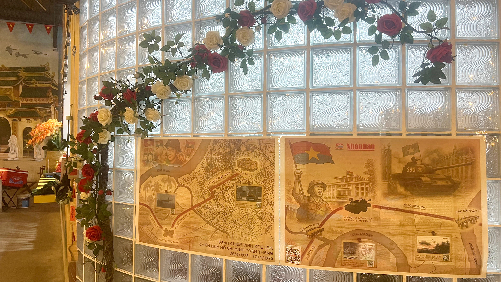 Quán cà phê Kiến Phong tại phường 1, thành phố Cao Lãnh trưng bày tờ phụ san đặc biệt 30/4 của Báo Nhân Dân. (Ảnh: HỮU NGHĨA)