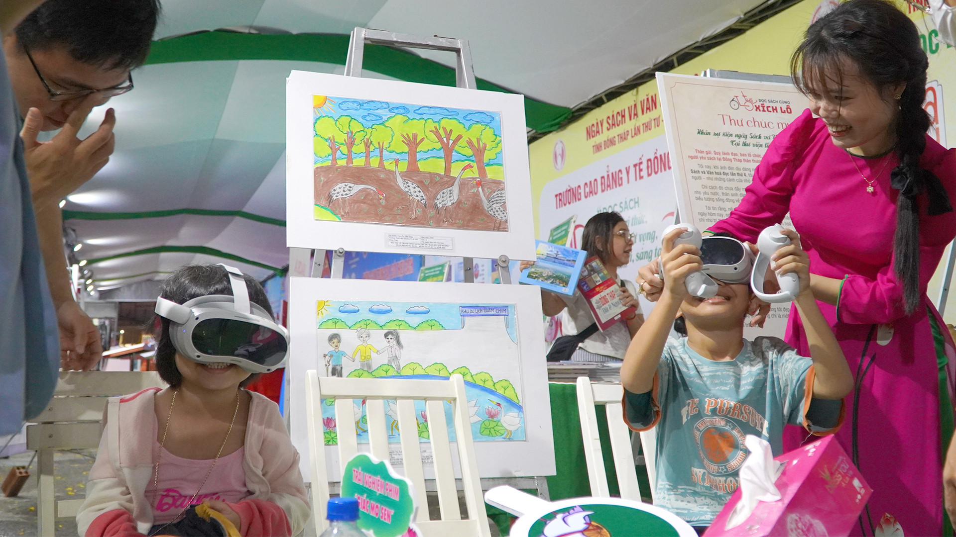 Trải nghiệm thực tế ảo tại Ngày Sách và Văn hóa đọc. (Ảnh: HỮU NGHĨA)