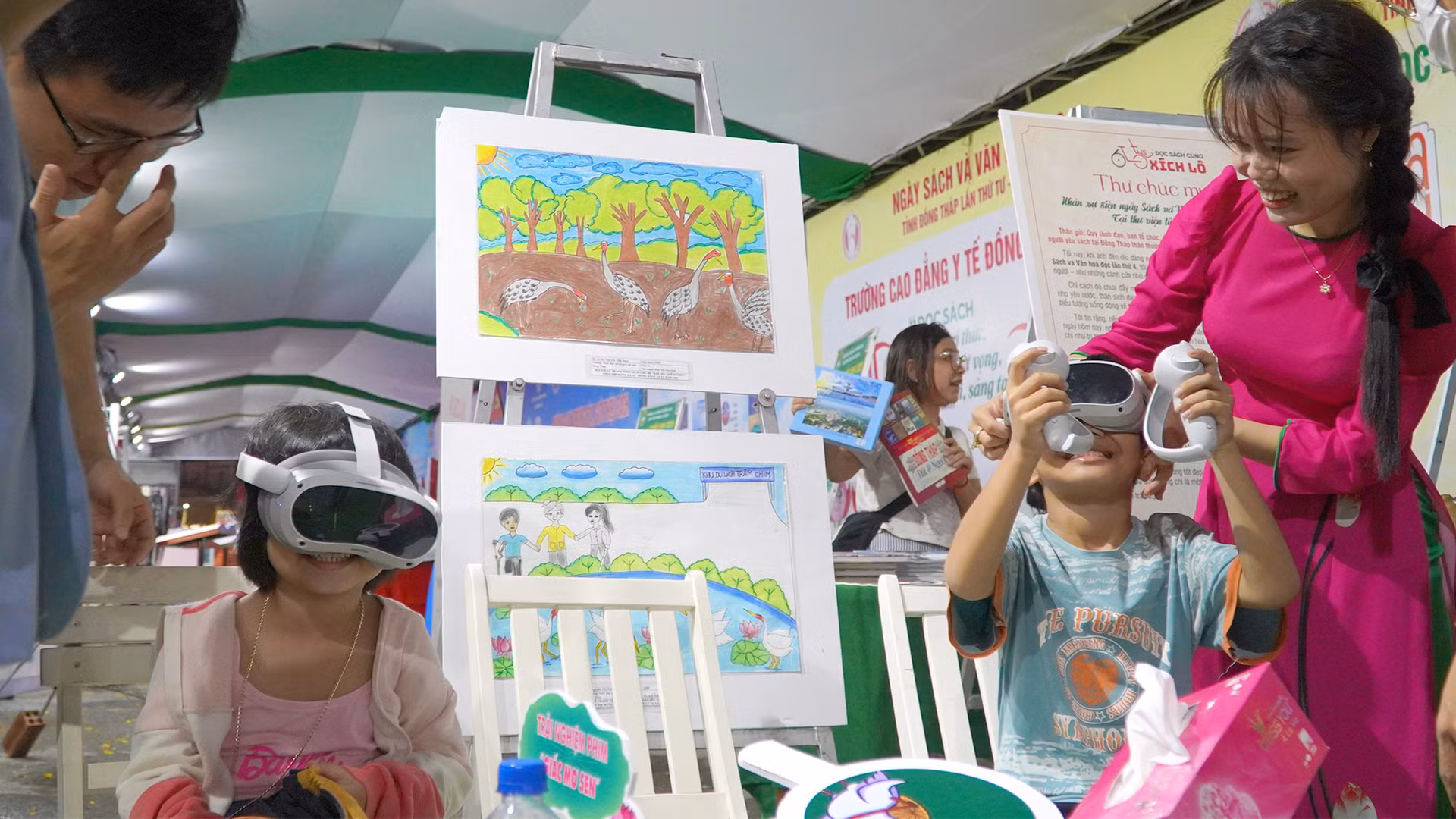 Trải nghiệm thực tế ảo tại Ngày Sách và Văn hóa đọc. (Ảnh: HỮU NGHĨA)