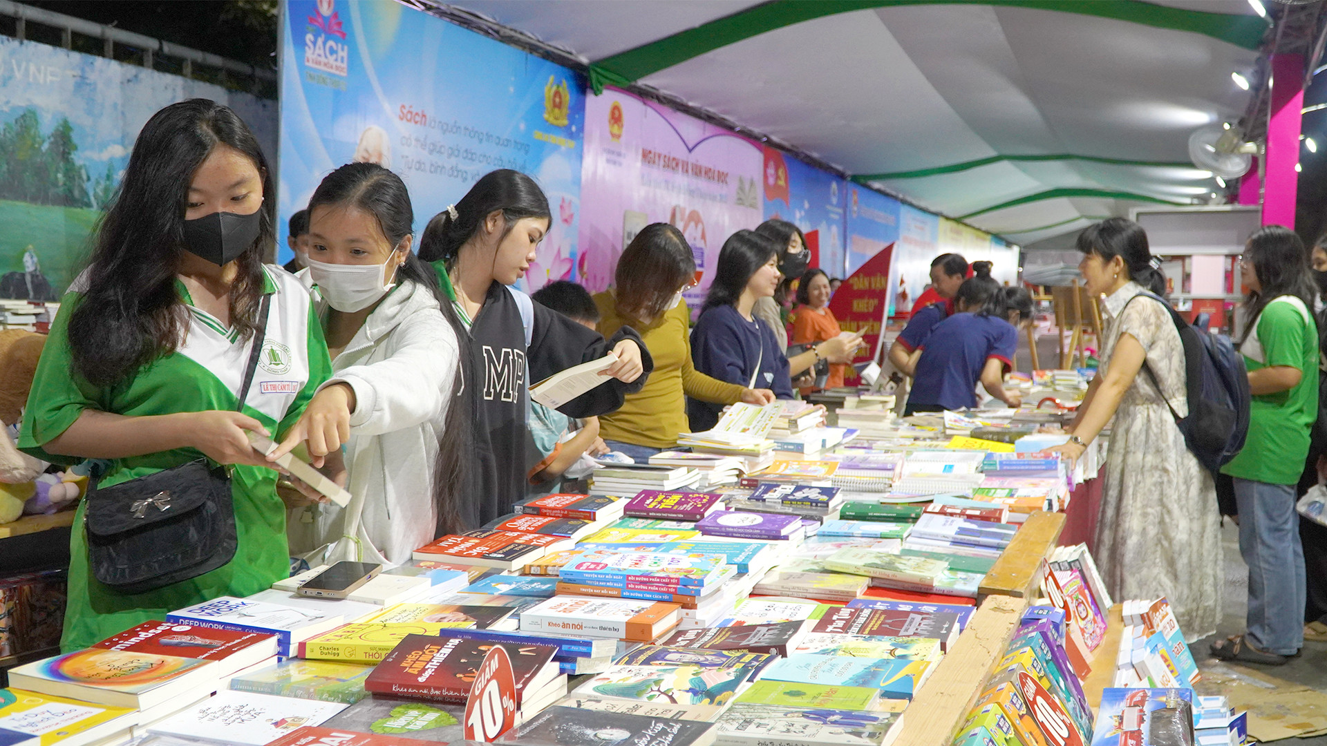 Nhiều học sinh tham gia hưởng ứng Ngày Sách và Văn hóa đọc tỉnh Đồng Tháp. (Ảnh: HỮU NGHĨA)