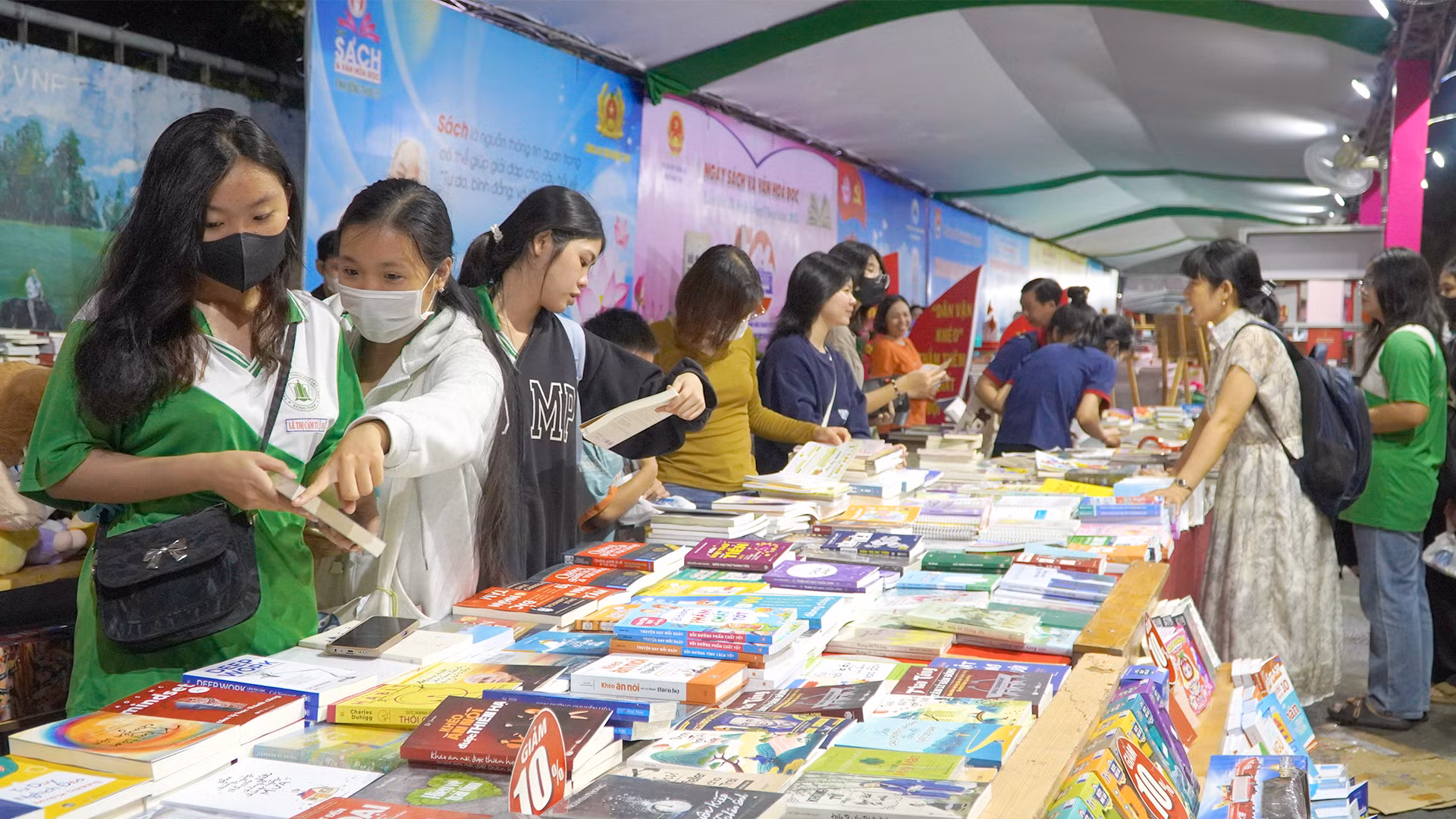 Nhiều học sinh tham gia hưởng ứng Ngày Sách và Văn hóa đọc tỉnh Đồng Tháp. (Ảnh: HỮU NGHĨA)