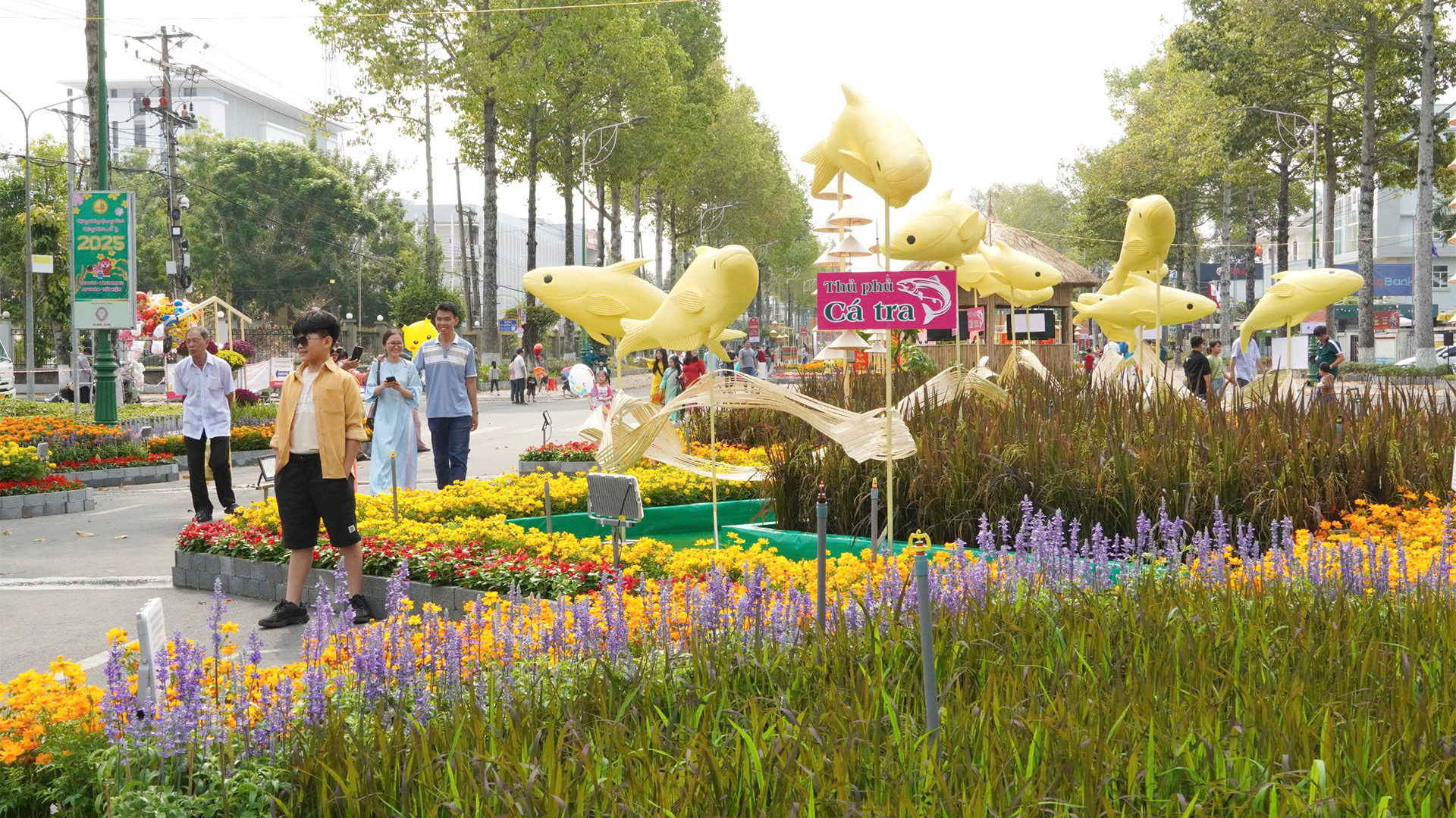 Đại cảnh thể hiện khát vọng về phát triển và thịnh vượng toàn diện của tỉnh, cũng như quyết tâm bảo đảm cuộc sống ấm no và hạnh phúc cho người dân.