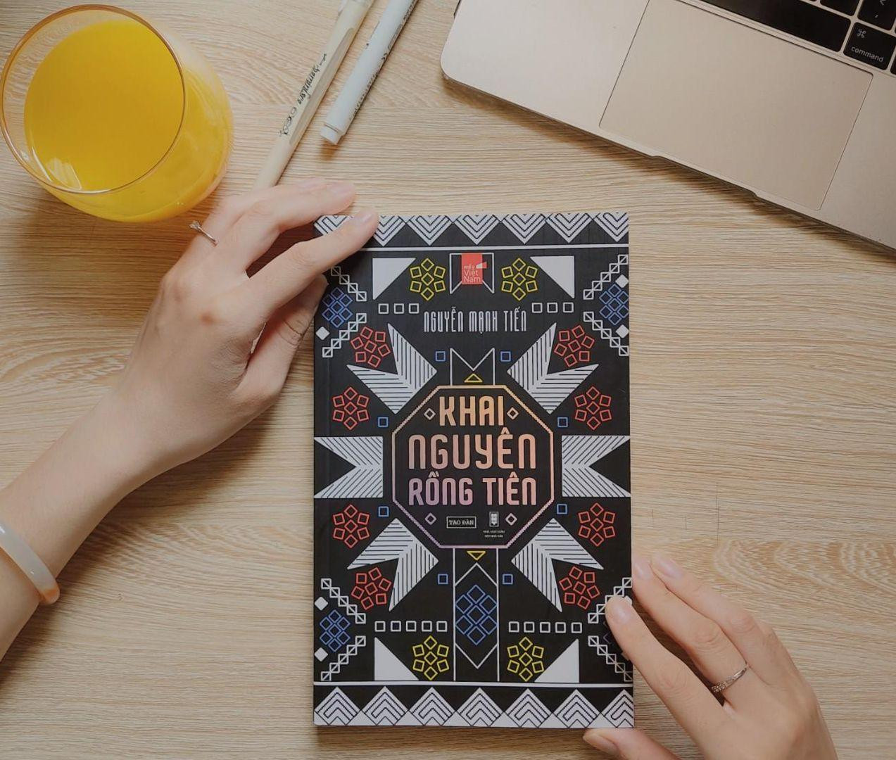 Có thể nói những tri thức tộc người từ các cá nhân của miền núi đã giúp Nguyễn Mạnh Tiến “lần theo các nẻo đường mòn để tìm về một phần lịch sử quan trọng bị chìm sâu trong lãng quên của vùng đất”.