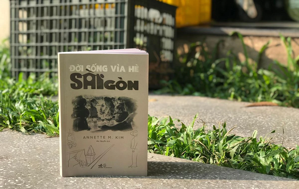 Đọc sách “Đời sống vỉa hè Sài Gòn”