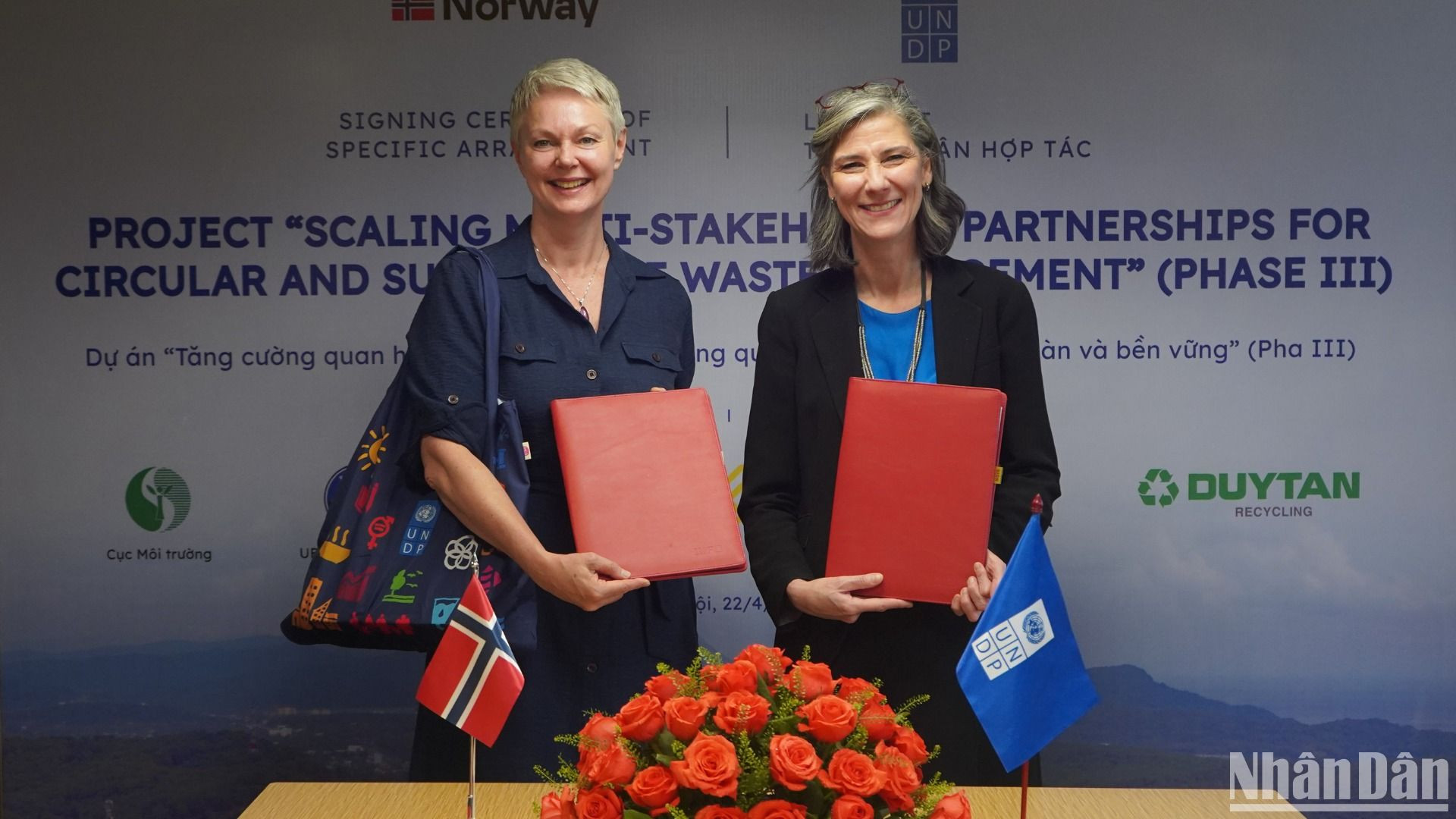 Đại sứ Vương quốc Na Uy, Hilde Solbakken và đại diện Chương trình Phát triển Liên hợp quốc tại Việt Nam ký kết thỏa thuận hợp tác tăng cường quan hệ đối tác đa phương trong quản lý chất thải tuần hoàn và bền vững tại Việt Nam ngày 22/4. Đại sứ Vương quốc Na Uy, Hilde Solbakken và đại diện Chương trình Phát triển Liên hợp quốc tại Việt Nam ký kết thỏa thuận hợp tác tăng cường quan hệ đối tác đa phương trong quản lý chất thải tuần hoàn và bền vững tại Việt Nam ngày 22/4.
