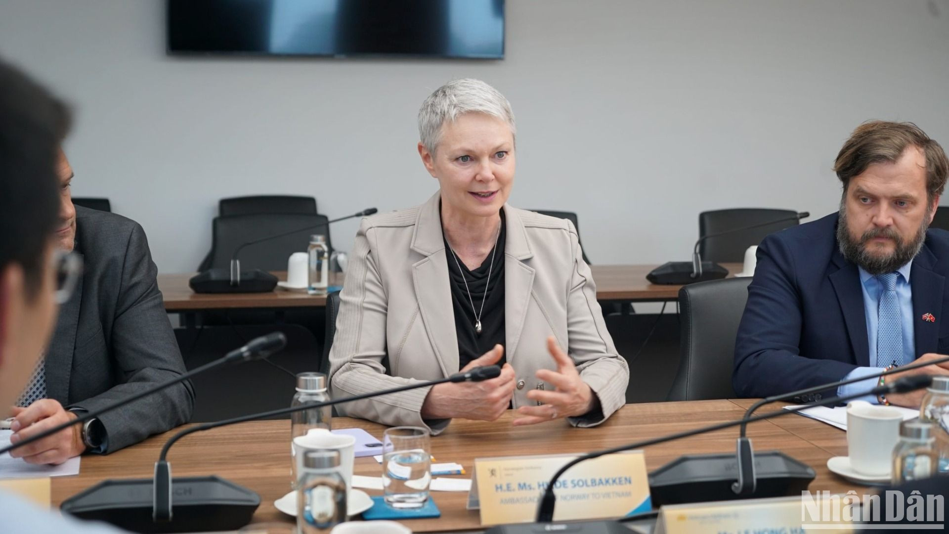 Đại sứ Vương quốc Na Uy Hilde Solbakken trao đổi với các đối tác về dự án. Đại sứ Vương quốc Na Uy Hilde Solbakken trao đổi với các đối tác về dự án.