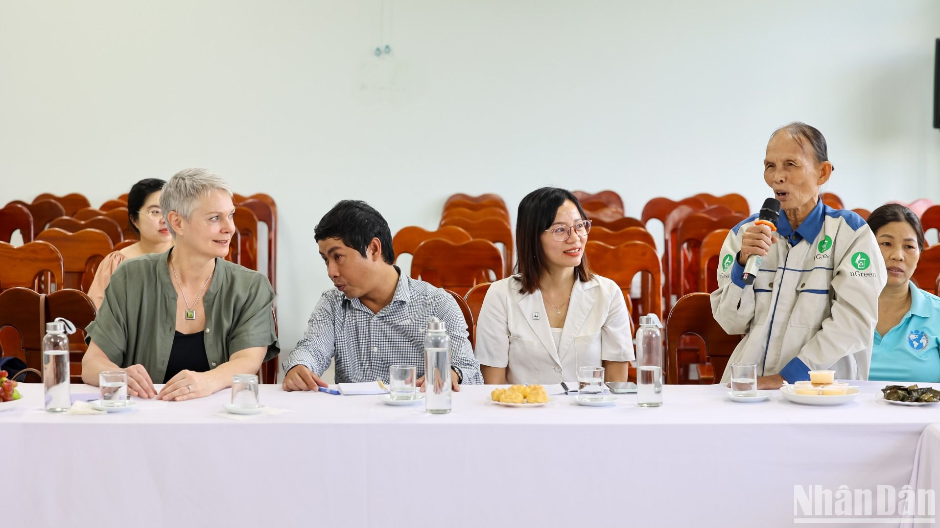 Đại sứ Vương quốc Na Uy, Hilde Solbakken gặp gỡ các chị thu gom ve chai ở Huế. Đại sứ Vương quốc Na Uy, Hilde Solbakken gặp gỡ các chị thu gom ve chai ở Huế.