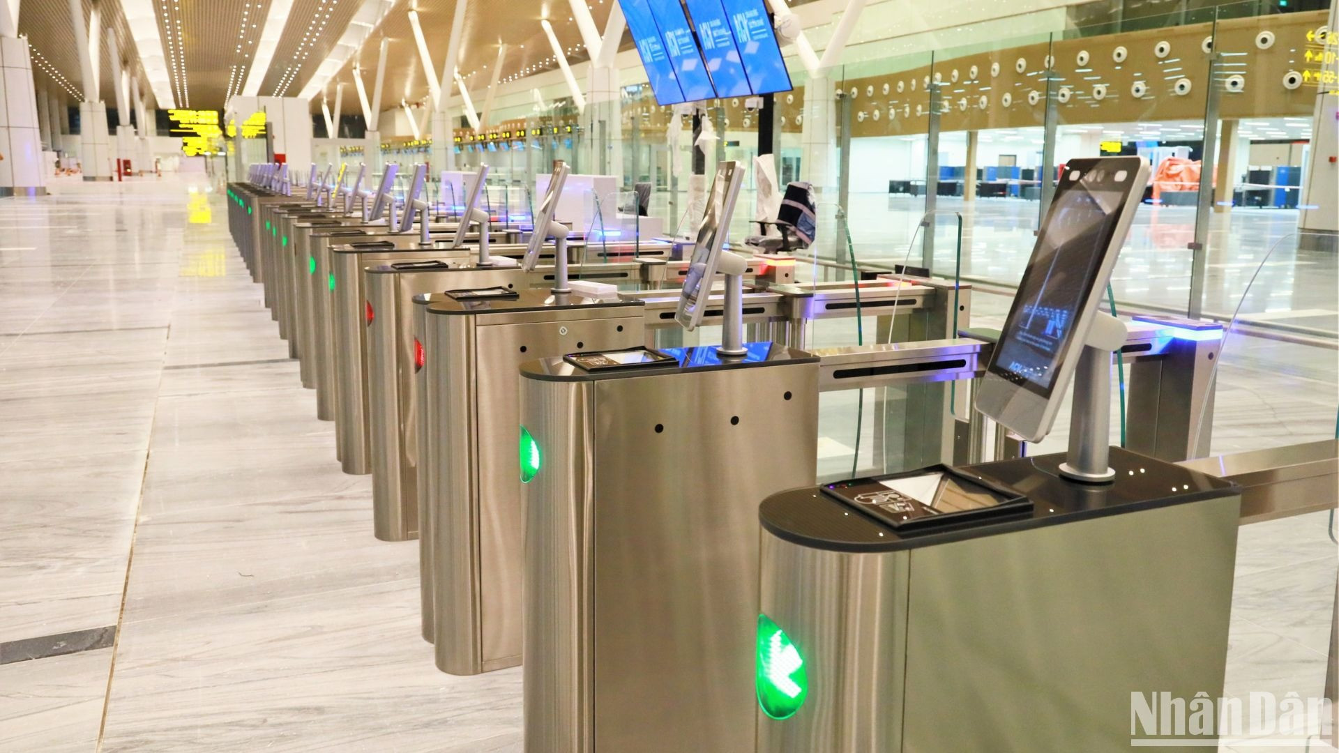 Nhà ga có 90 quầy thủ tục hàng không truyền thống, 20 quầy bagdrop thả hành lý tự động và 42 ki-ốt check in.