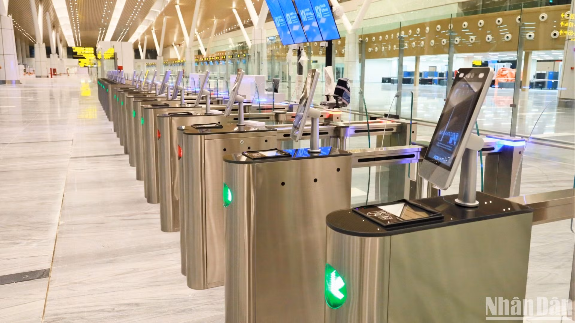 Nhà ga có 90 quầy thủ tục hàng không truyền thống, 20 quầy bagdrop thả hành lý tự động và 42 ki-ốt check in.