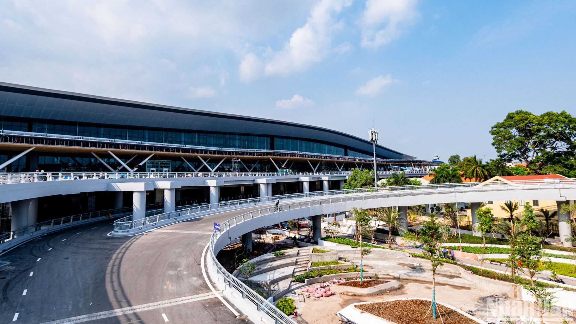 Với thiết kế hiện đại cùng hệ thống đường dẫn, cầu vượt được đầu tư đồng bộ, Nhà ga T3 sẽ tiếp nhận gần 80% tổng số chuyến bay nội địa đến và đi tại sân bay Tân Sơn Nhất.