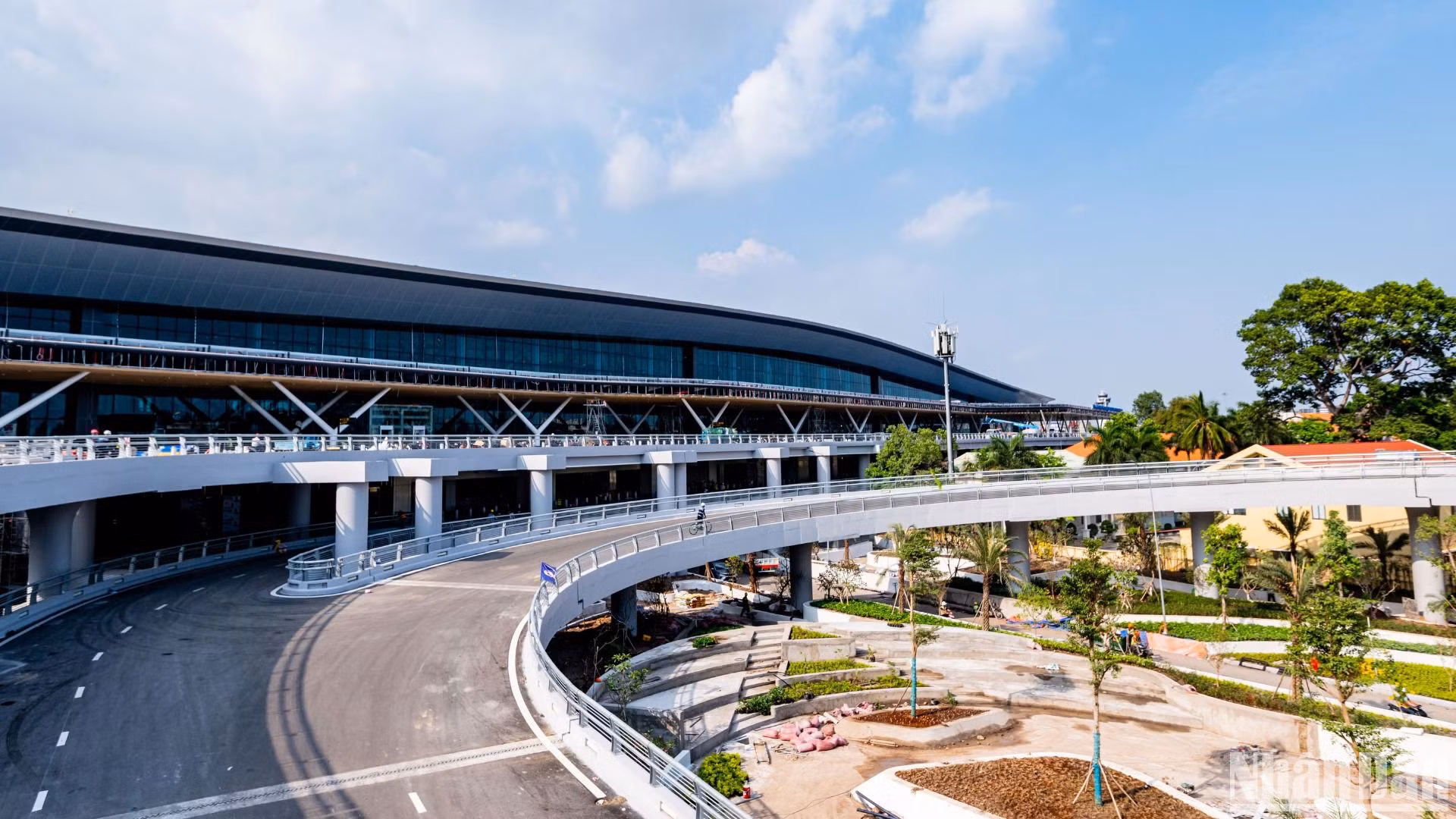 Với thiết kế hiện đại cùng hệ thống đường dẫn, cầu vượt được đầu tư đồng bộ, Nhà ga T3 sẽ tiếp nhận gần 80% tổng số chuyến bay nội địa đến và đi tại sân bay Tân Sơn Nhất.