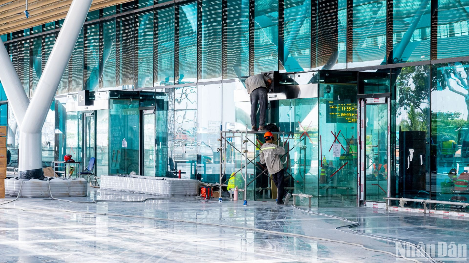 Nhà đầu tư đang hoàn thiện phần trần, lắp đặt vách kính, lát sàn đá.