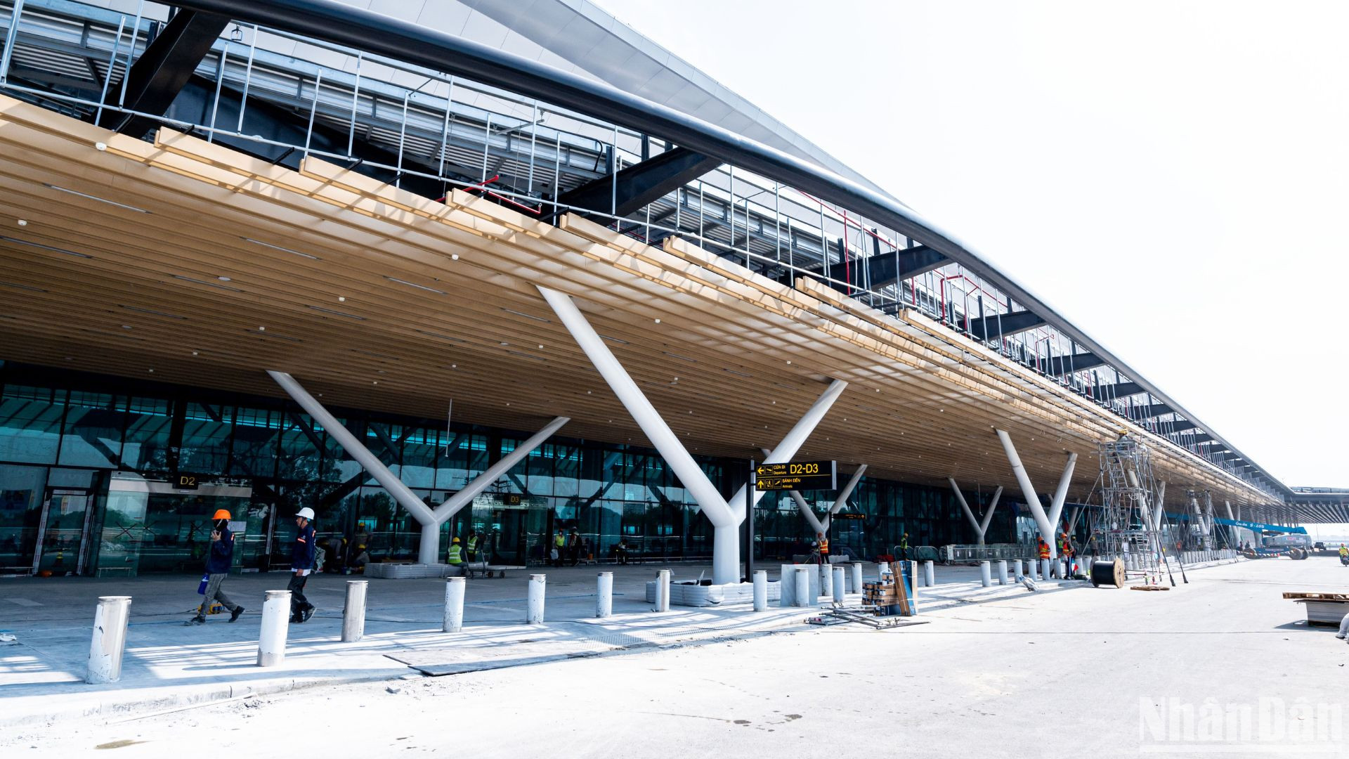 Theo thiết kế, nhà ga T3 có lớp mái cong mềm mại trải dài từ ga đến vườn trung tâm của công trình phức hợp thương mại văn phòng, gợi nhớ đến đường nét mềm mại của tà áo dài Việt Nam, biểu trưng cho sự duyên dáng, thanh lịch.