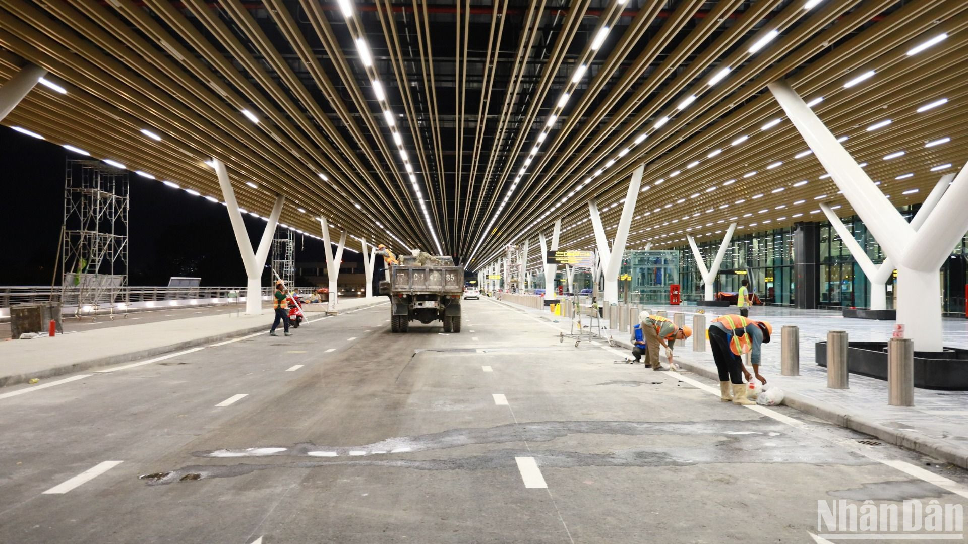 Các lớp mái lên xuống, đan xen tạo sự đa dạng trong các góc nhìn, đồng thời mang ánh sáng tự nhiên vào trong nhà ga.